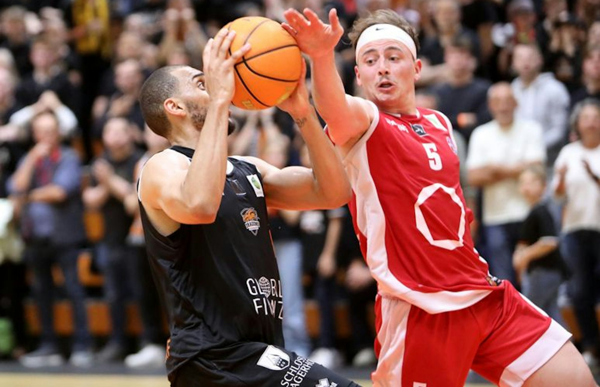 Packende Duelle liefern sich die Dragons Rhöndorf um Kelvin Omojola (links) und die RheinStars um Hennen Rupert.