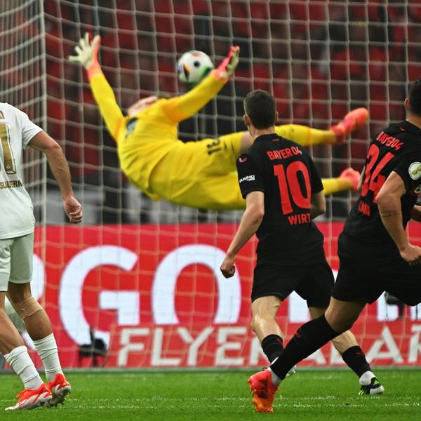Leverkusens Granit Xhaka trifft traumhaft zum 1:0, Julian Krahl fliegt schön, aber vergebens.
