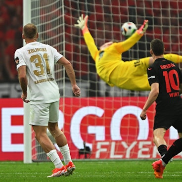 Leverkusens Granit Xhaka trifft traumhaft zum 1:0, Julian Krahl fliegt schön, aber vergebens.