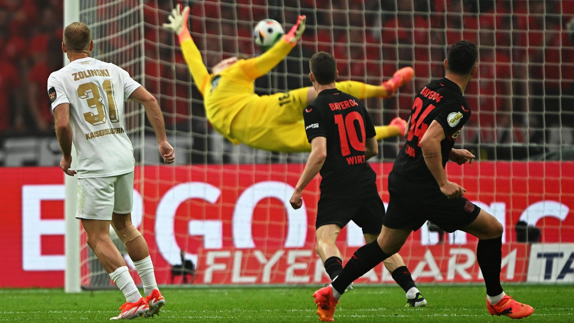 Leverkusens Granit Xhaka trifft traumhaft zum 1:0, Julian Krahl fliegt schön, aber vergebens.