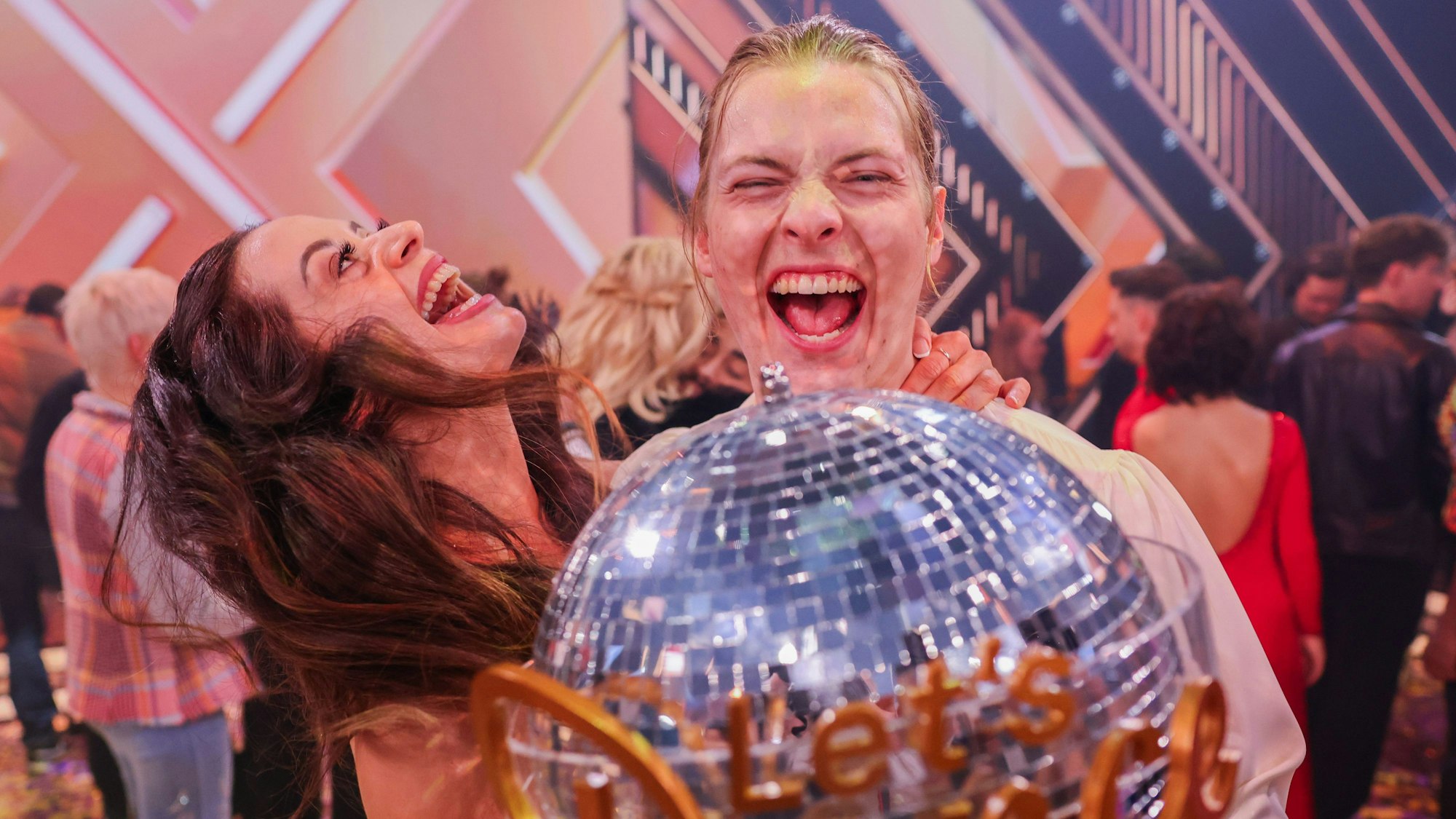 Der Favorit Gabriel Kelly, Sänger, freut sich mit Tanzpartnerin Malika Dzumaev über den Sieg und den Titel „Dancing Star 2024“.