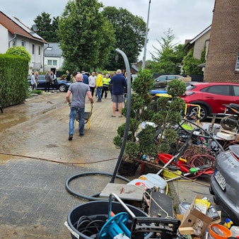 Nach der Überschwemmung in Büsdorf machten sich die Bewohner an die Aufräumarbeiten.