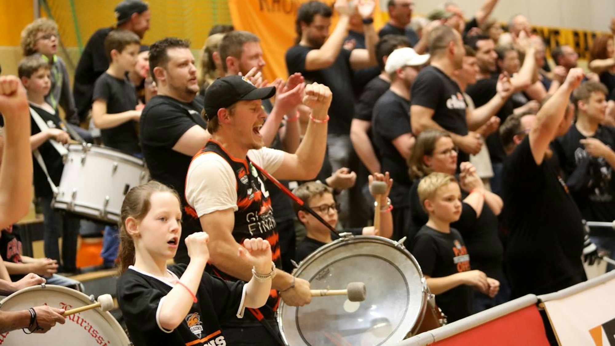 Die Fans der Dragons Rhöndorf bejubeln den ersten Schritt zur Pro-B-Meisterschaft.