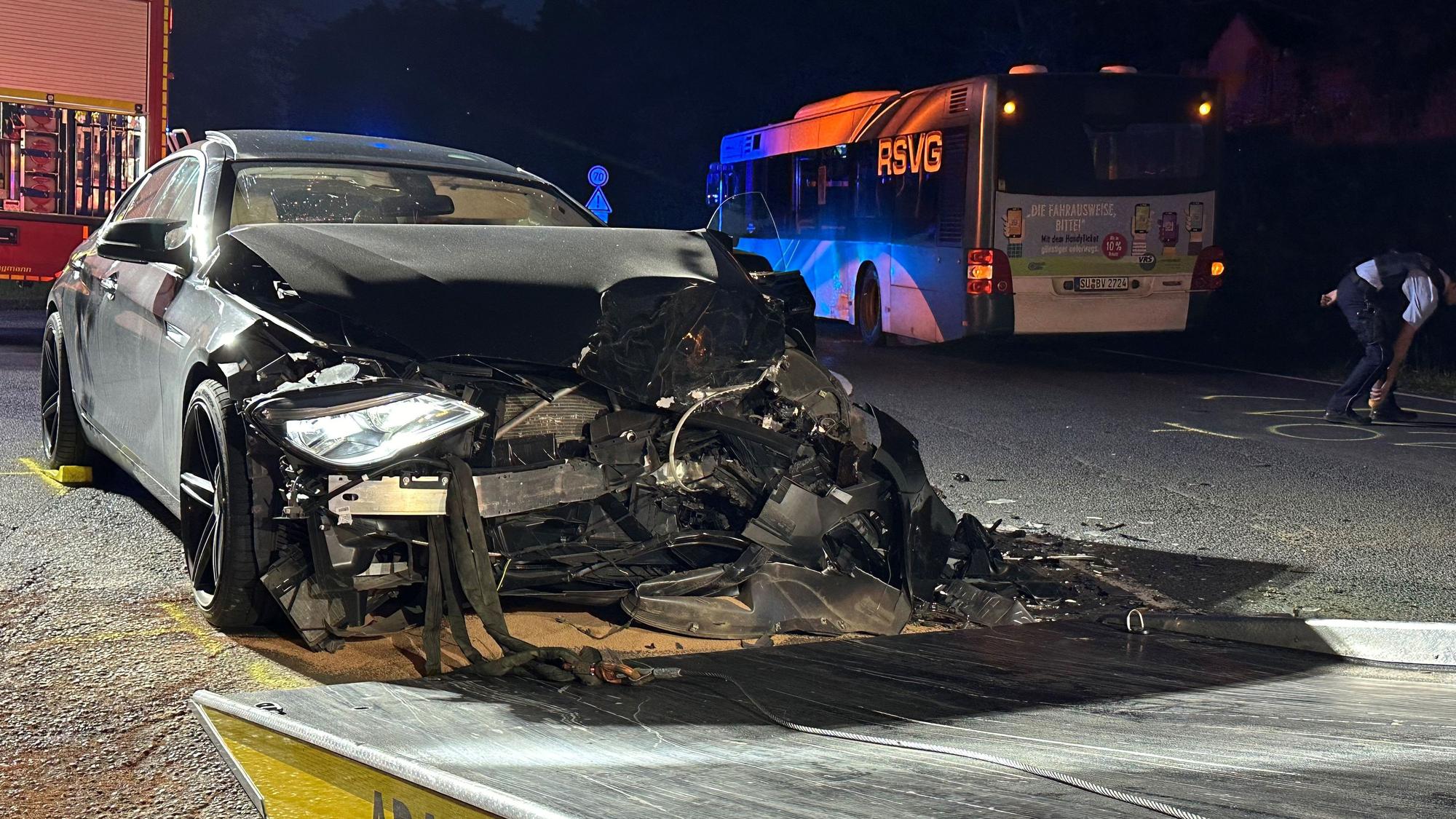 Der BMW wurde bei dem Unfall schwer beschädigt und musste abgeschleppt werden.