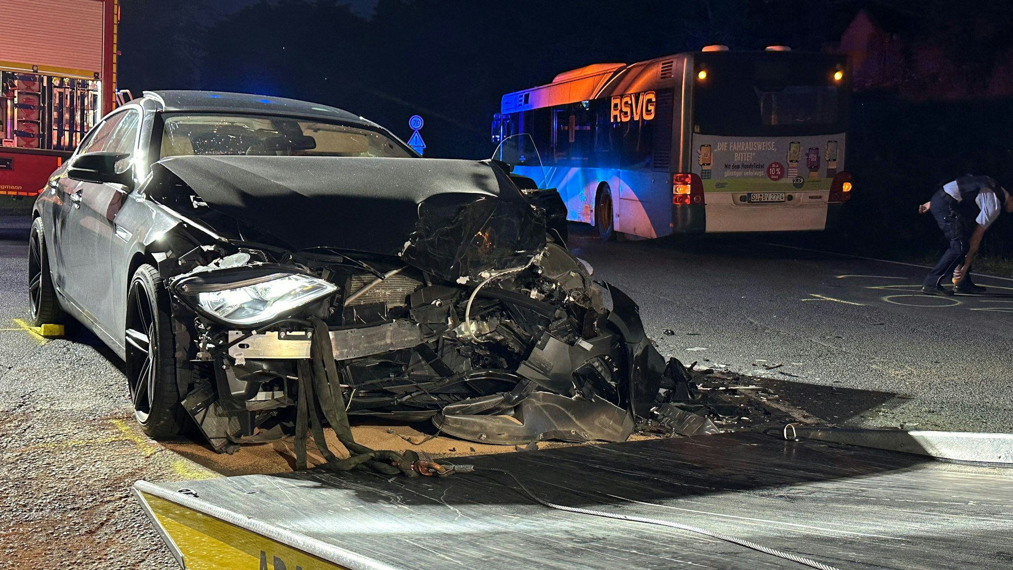 Der BMW wurde bei dem Unfall schwer beschädigt und musste abgeschleppt werden.