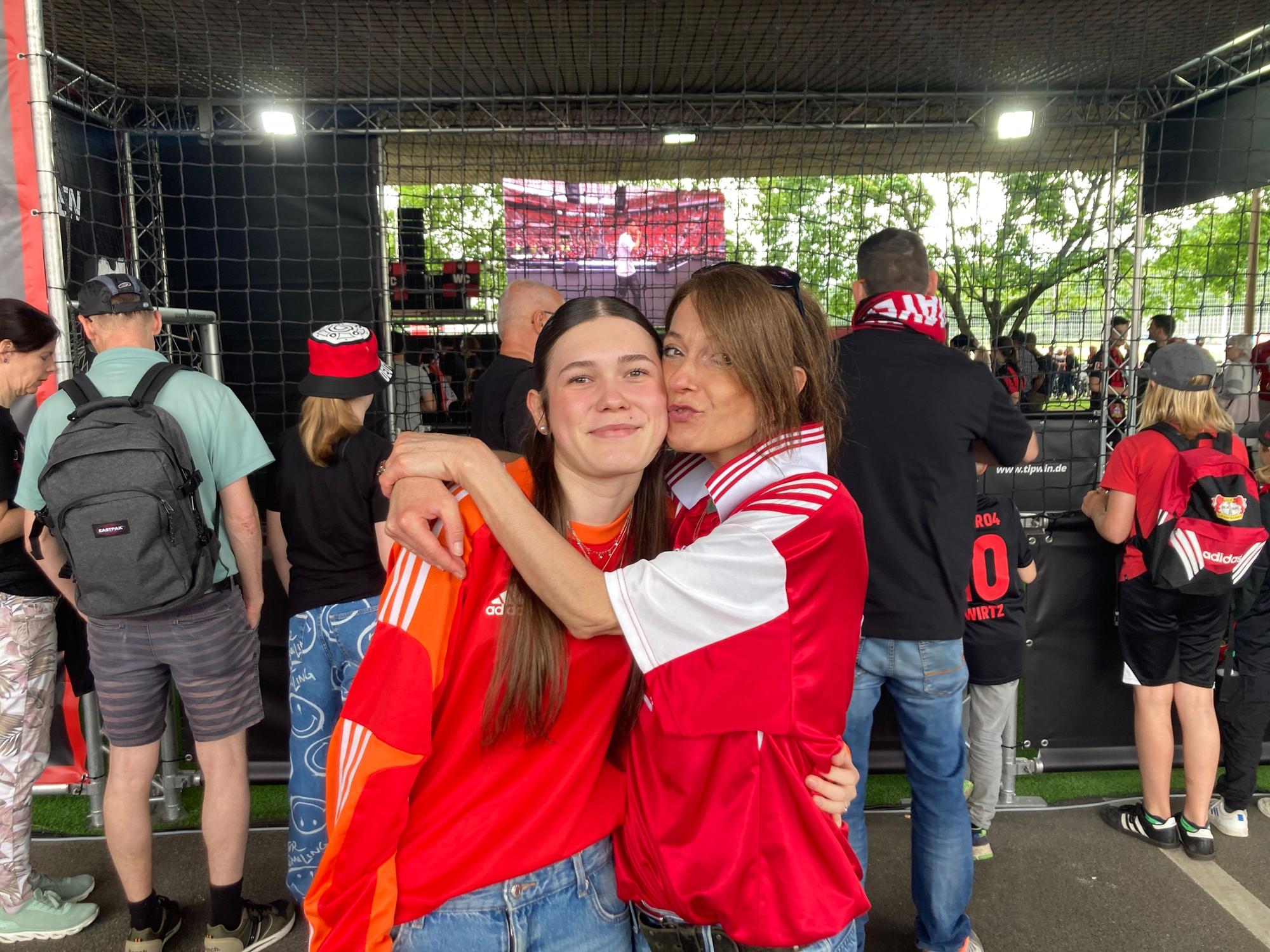 Katja und Moya Schmäler feiern auf der Fanmeile, trotz einer kurzen Nacht nach dem Pokalfinale. Katja Schmäler (rechts) sagt: „Ich wurde quasi ins Bayern-Fansein hineingeboren. Eigentlich war ich heute zu müde zum Feiern, aber jetzt bin ich heilfroh, dass ich hergekommen bin. Das war die beste Entscheidung.“
