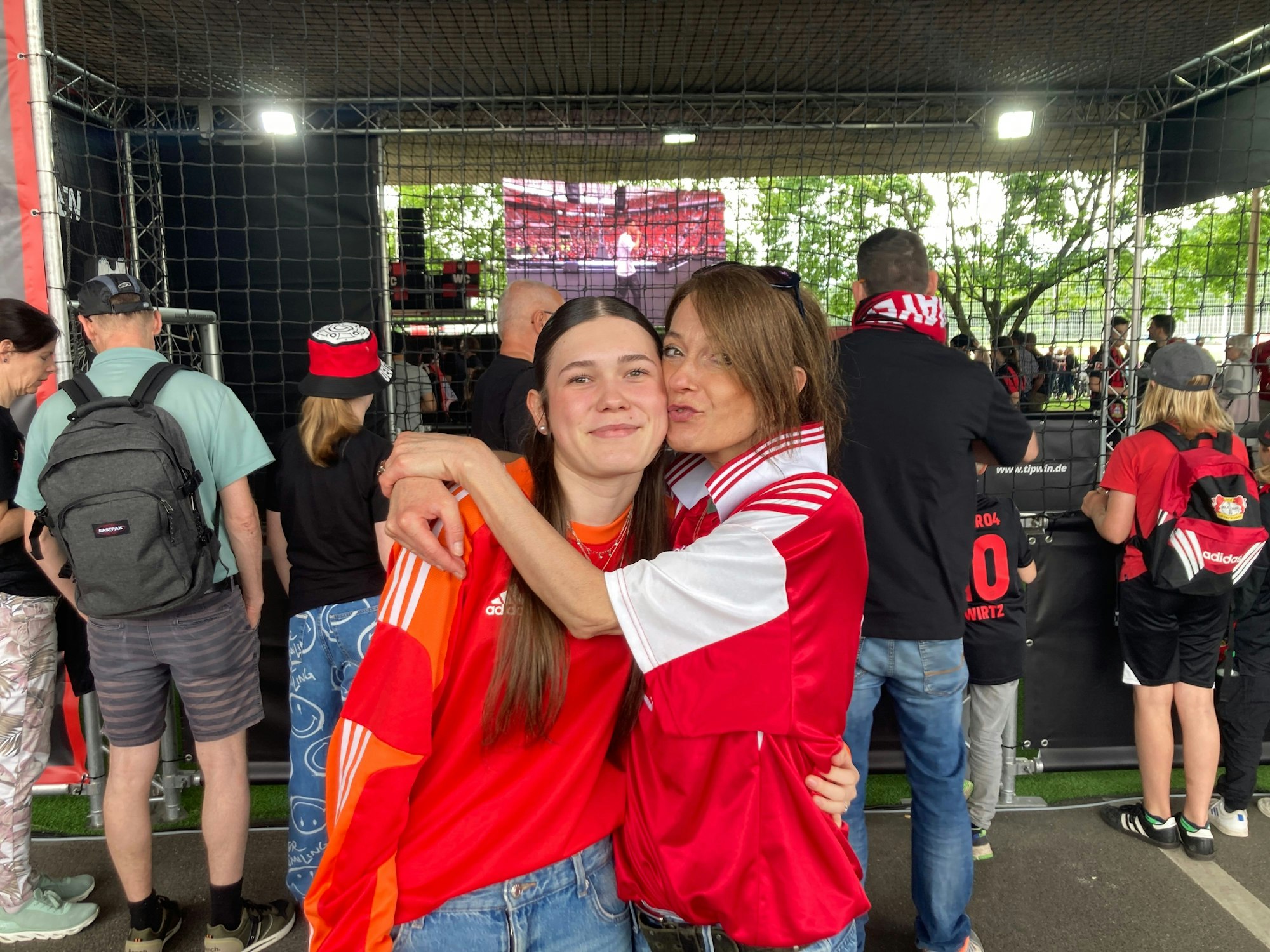Katja und Moya Schmäler feiern auf der Fanmeile, trotz einer kurzen Nacht nach dem Pokalfinale. Katja Schmäler (rechts) sagt: „Ich wurde quasi ins Bayern-Fansein hineingeboren. Eigentlich war ich heute zu müde zum Feiern, aber jetzt bin ich heilfroh, dass ich hergekommen bin. Das war die beste Entscheidung.“