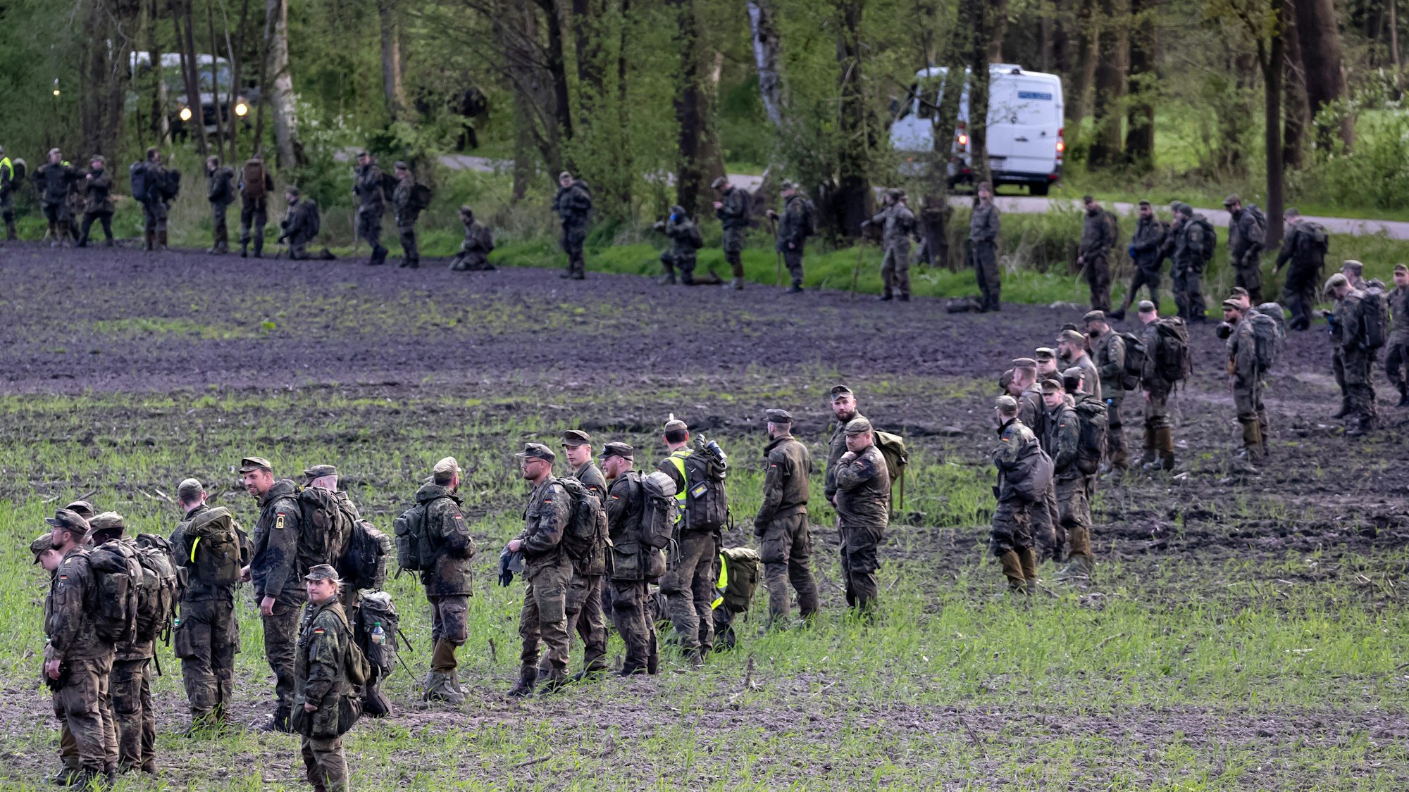 Mit einer großen Menschenkette suchen Polizei und Bundeswehr nach dem vermissten Arian. Der autistische Junge ist seit mehreren Wochen spurlos verschwunden.
