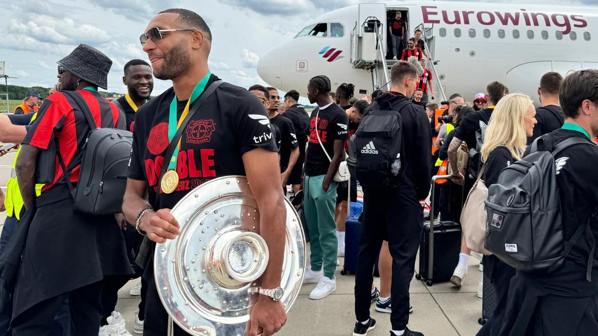 Die Mannschaft kommt am Flughafen an.