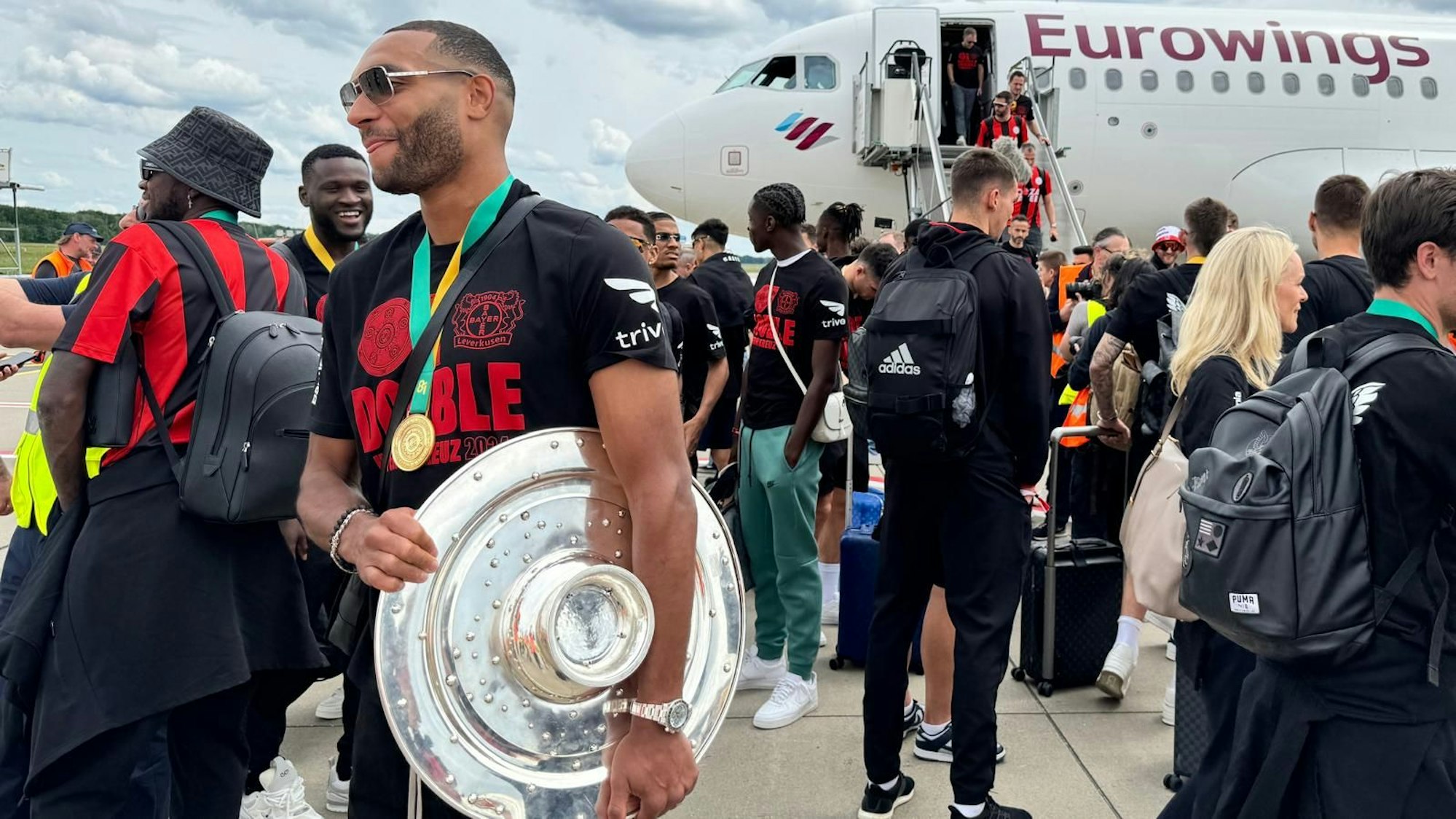 Die Mannschaft kommt am Flughafen an.