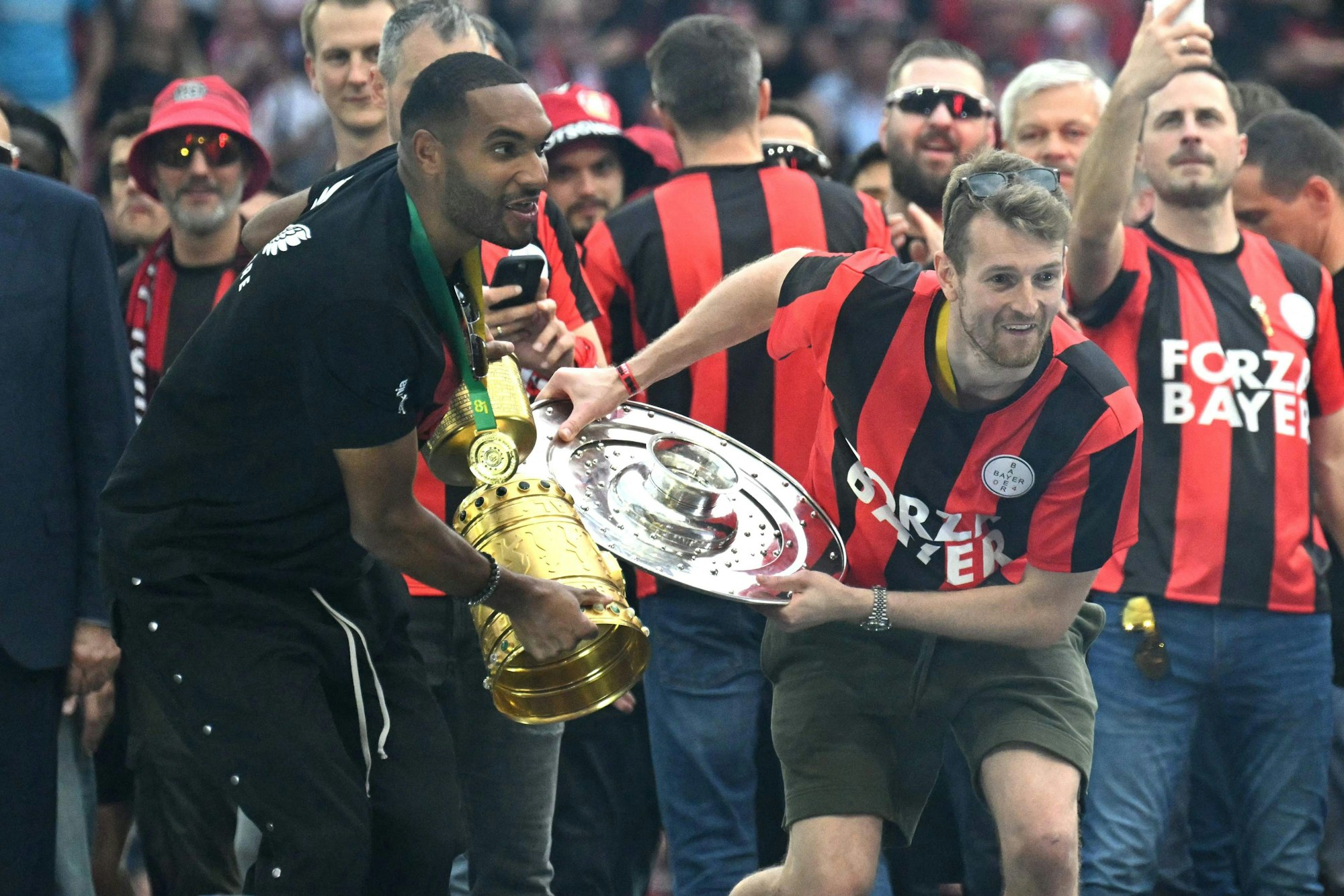 Jonathan Tah und Lukas Kradecky mit Meisterschale und Pokal.