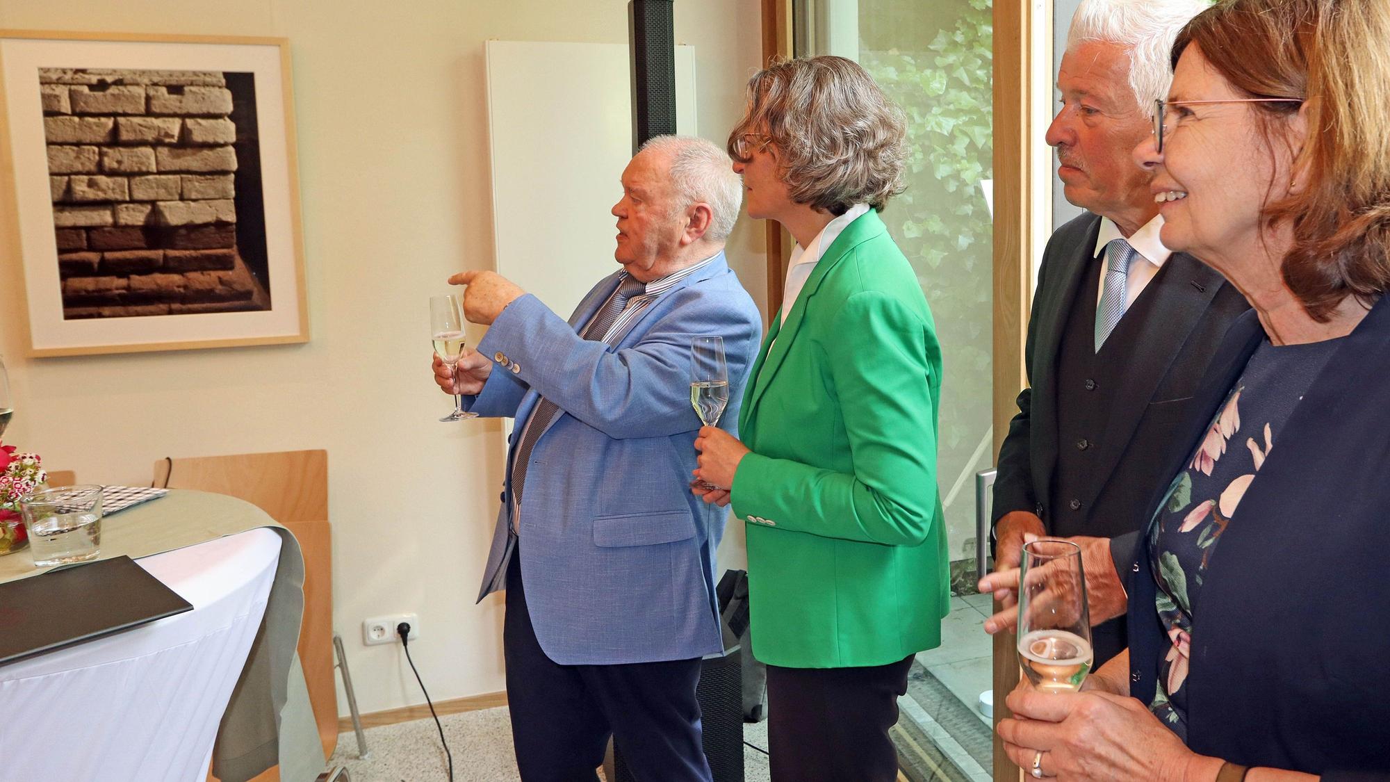 Prof. Dr. Heinz Günter Horn (links) erläutert Ministerin Ina Scharrenbach und NRW-Stiftungsvorstand Prof. Dr. Karl-Heinz Erdmann das Bildprogramm im neuen Studiensaal im Beisein von Gudrun Schmitz vom Vorstand Förderverein Römergrab (rechts)