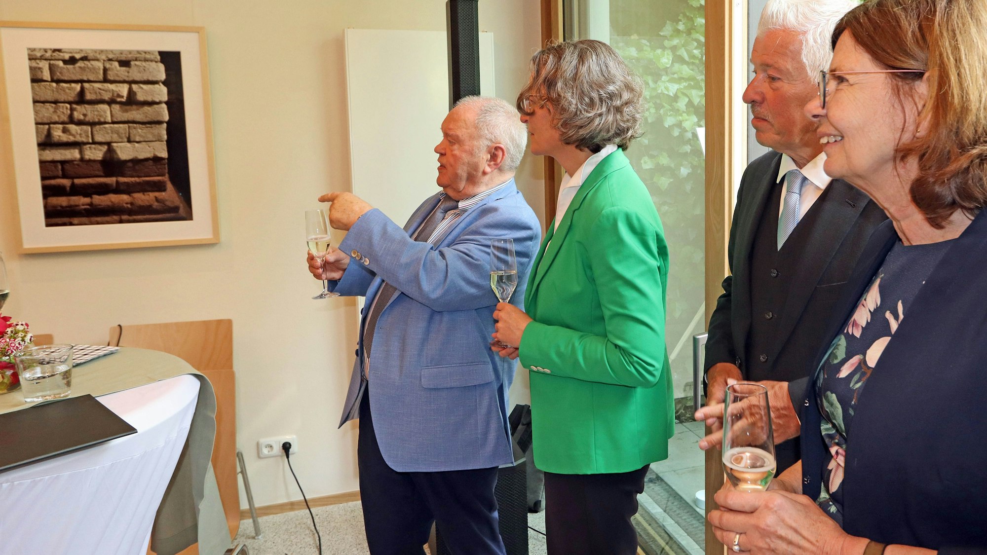Prof. Dr. Heinz Günter Horn (links) erläutert Ministerin Ina Scharrenbach und NRW-Stiftungsvorstand Prof. Dr. Karl-Heinz Erdmann das Bildprogramm im neuen Studiensaal im Beisein von Gudrun Schmitz vom Vorstand Förderverein Römergrab (rechts)