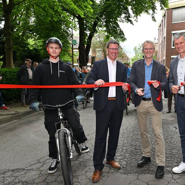 Drei Männer durchschneiden ein rotes Band auf dem zanders-Gelände.