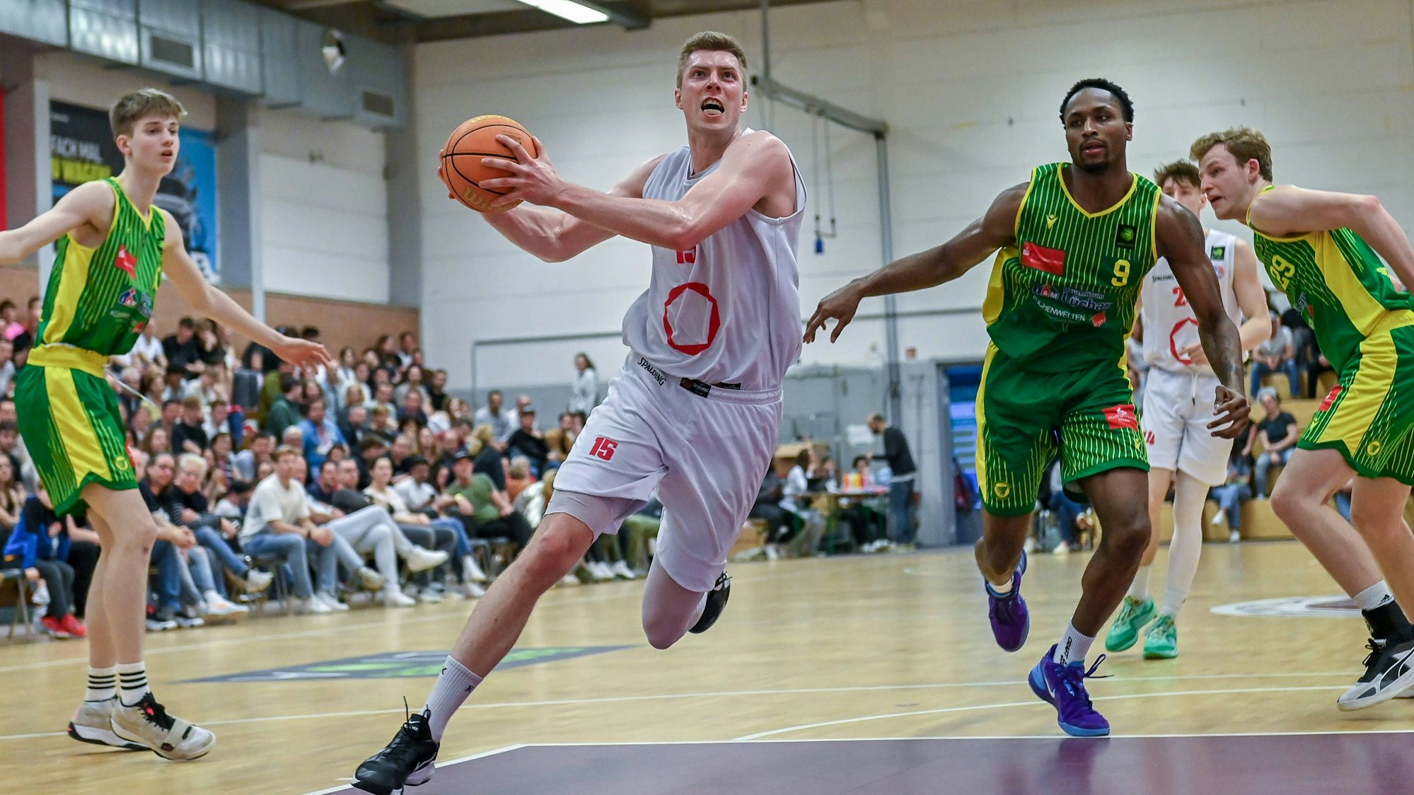 Barmer 2. Basketball Bundesliga ProB: Rheinstars Koeln vs. SC Rist Wedel, 06.04.2024 Bjoern Rohwer RheinStars Koeln 15, Barmer 2. Basketball Bundesliga ProB: Rheinstars Koeln vs. SC Rist Wedel am 06.04.2024 im ASV Koeln in Koeln Nordrhein-Westfalen *** Barmer 2 Basketball Bundesliga ProB Rheinstars Koeln vs SC Rist Wedel, 06 04 2024 Bjoern Rohwer RheinStars Koeln 15 , Barmer 2 Basketball Bundesliga ProB Rheinstars Koeln vs SC Rist Wedel on 06 04 2024 at ASV Koeln in Koeln North Rhine-Westphalia Copyright: xBEAUTIFULxSPORTS/Mueller-Laschetx