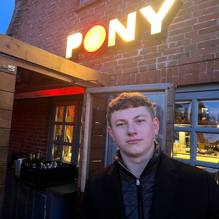 Der Sylter Luca Huth (23) steht am Freitagabend auf der Terrasse des Club ·Pony· in Kampen (Sylt). Er war mit dabei, als hier zu Pfingsten Party-Gäste rassistische Lieder gegrölt haben.