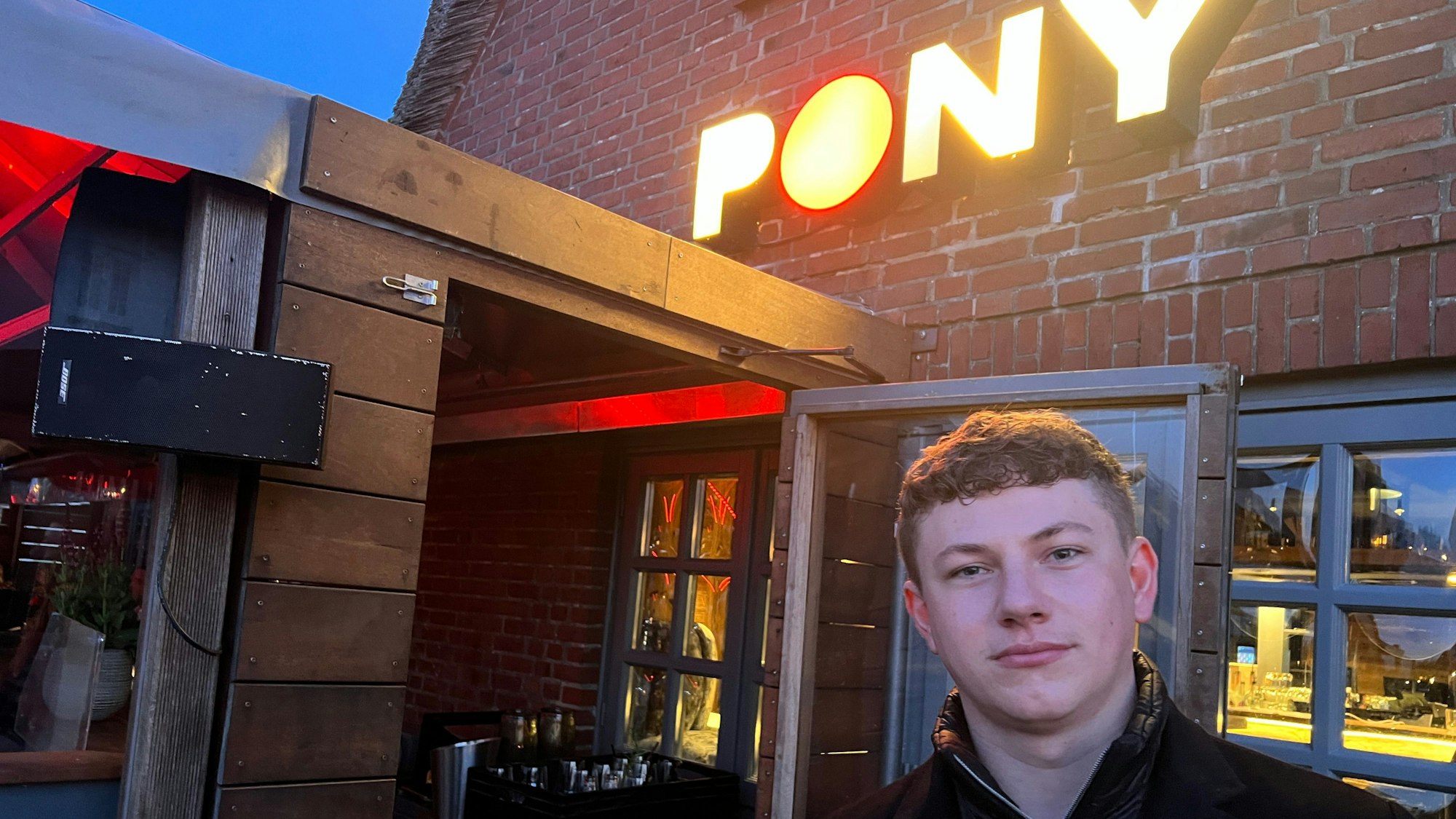 Der Sylter Luca Huth (23) steht am Freitagabend auf der Terrasse des Club ·Pony· in Kampen (Sylt). Er war mit dabei, als hier zu Pfingsten Party-Gäste rassistische Lieder gegrölt haben.