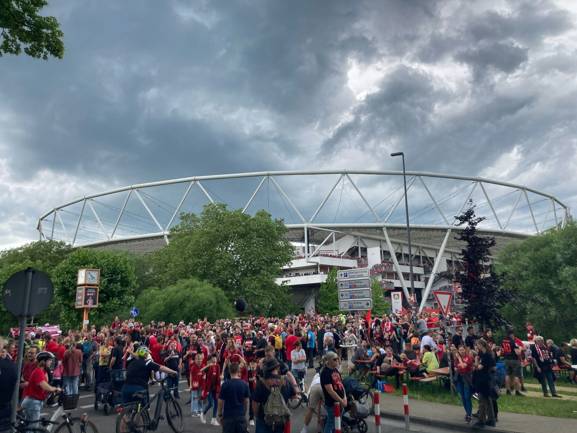 Rund um die Bay-Arena wird’s langsam voll.