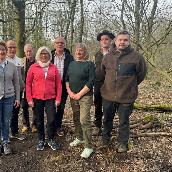 Naturschutzwächterinnen und -wächter des Rheinisch-Bergischen Rheinisch-Bergischen Kreises stehen im Wald.