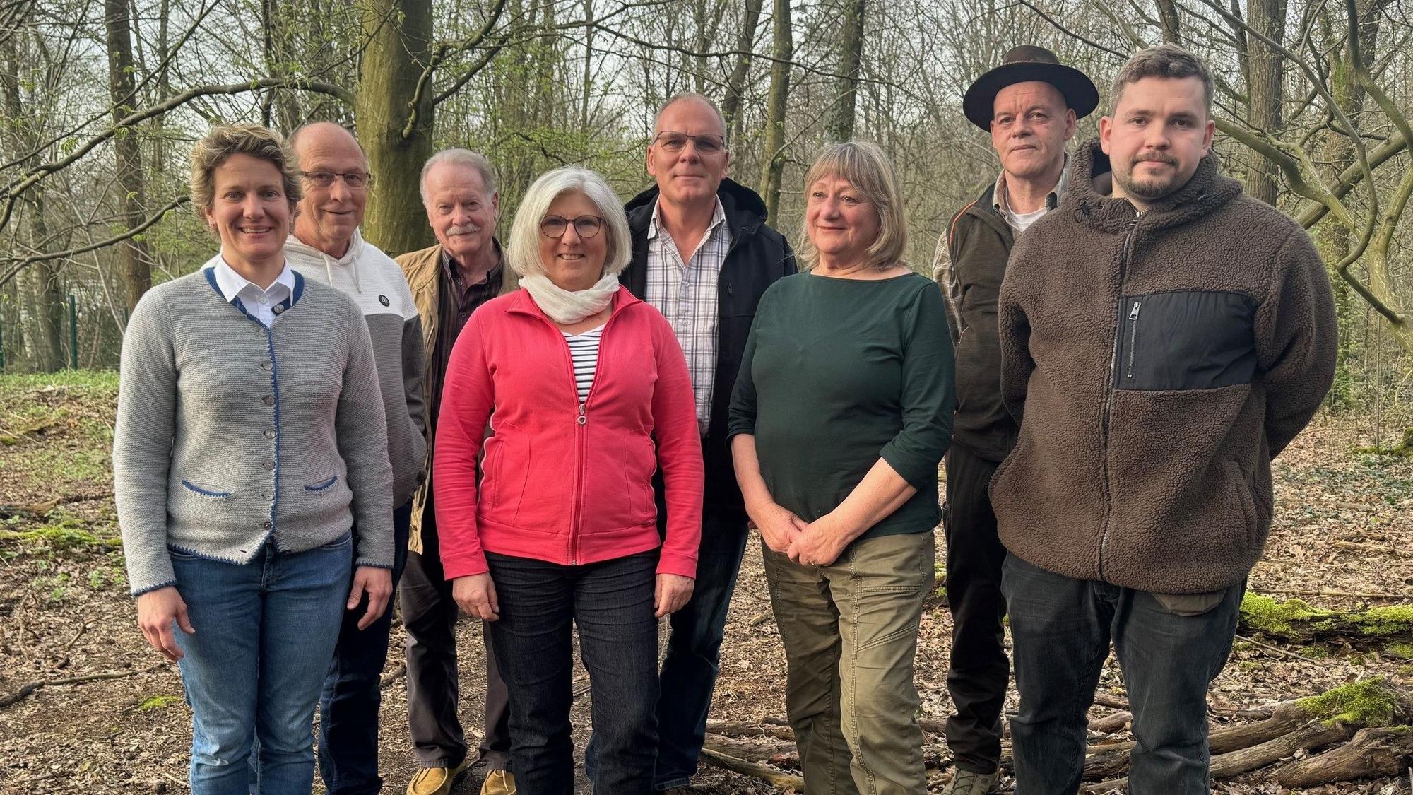 Naturschutzwächterinnen und -wächter des Rheinisch-Bergischen Rheinisch-Bergischen Kreises stehen im Wald.