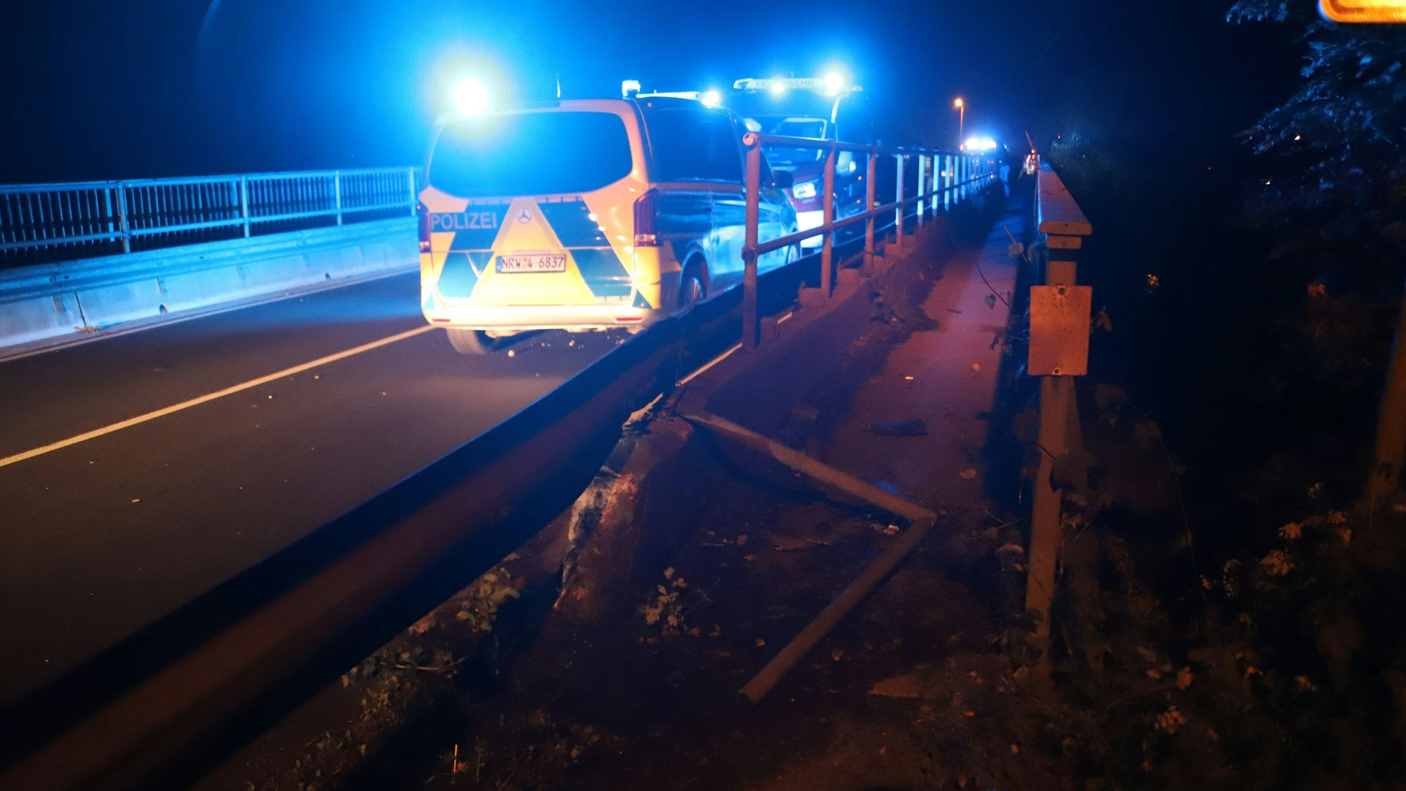 Das Auto riss mit der vorderen, rechten Front ein Verkehrsschild aus der Betonverankerung.