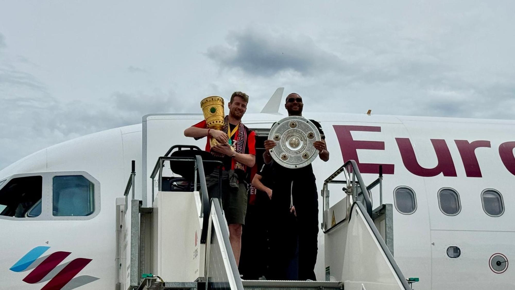 Die Mannschaft kommt am Flughafen an.