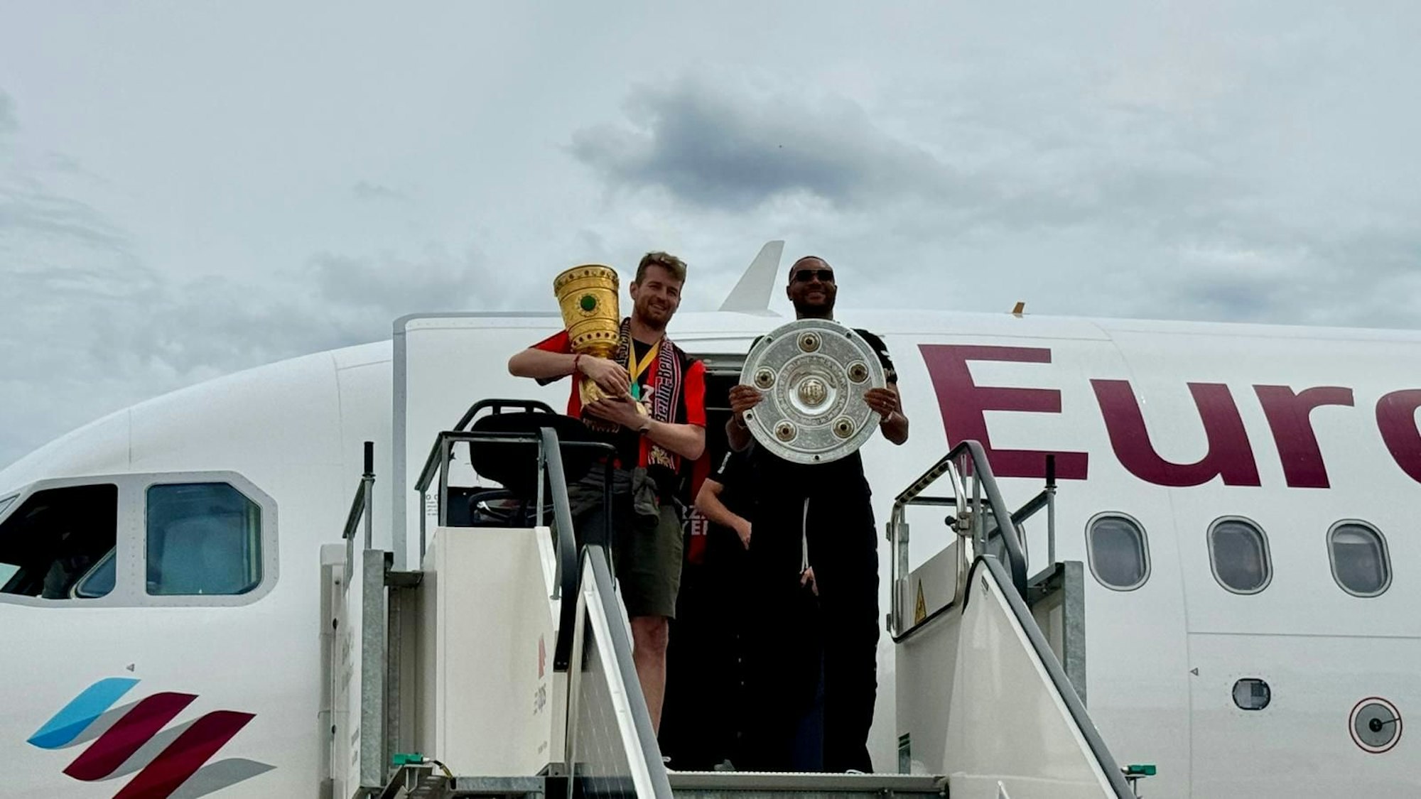 Die Mannschaft kommt am Flughafen an.