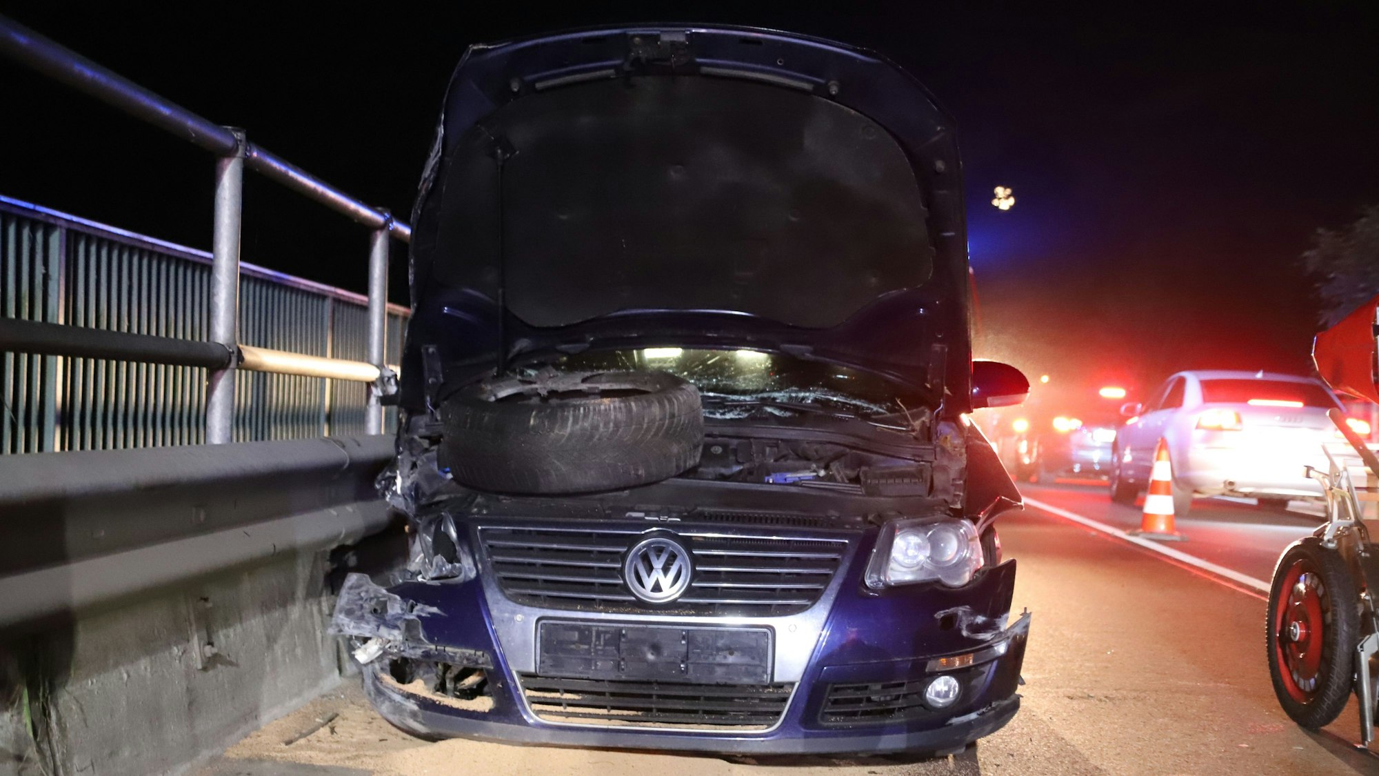 Ein 22 Jahre alter Autofahrer hat betrunken auf der Allner Brücke in Hennef einen Unfall verursacht.
