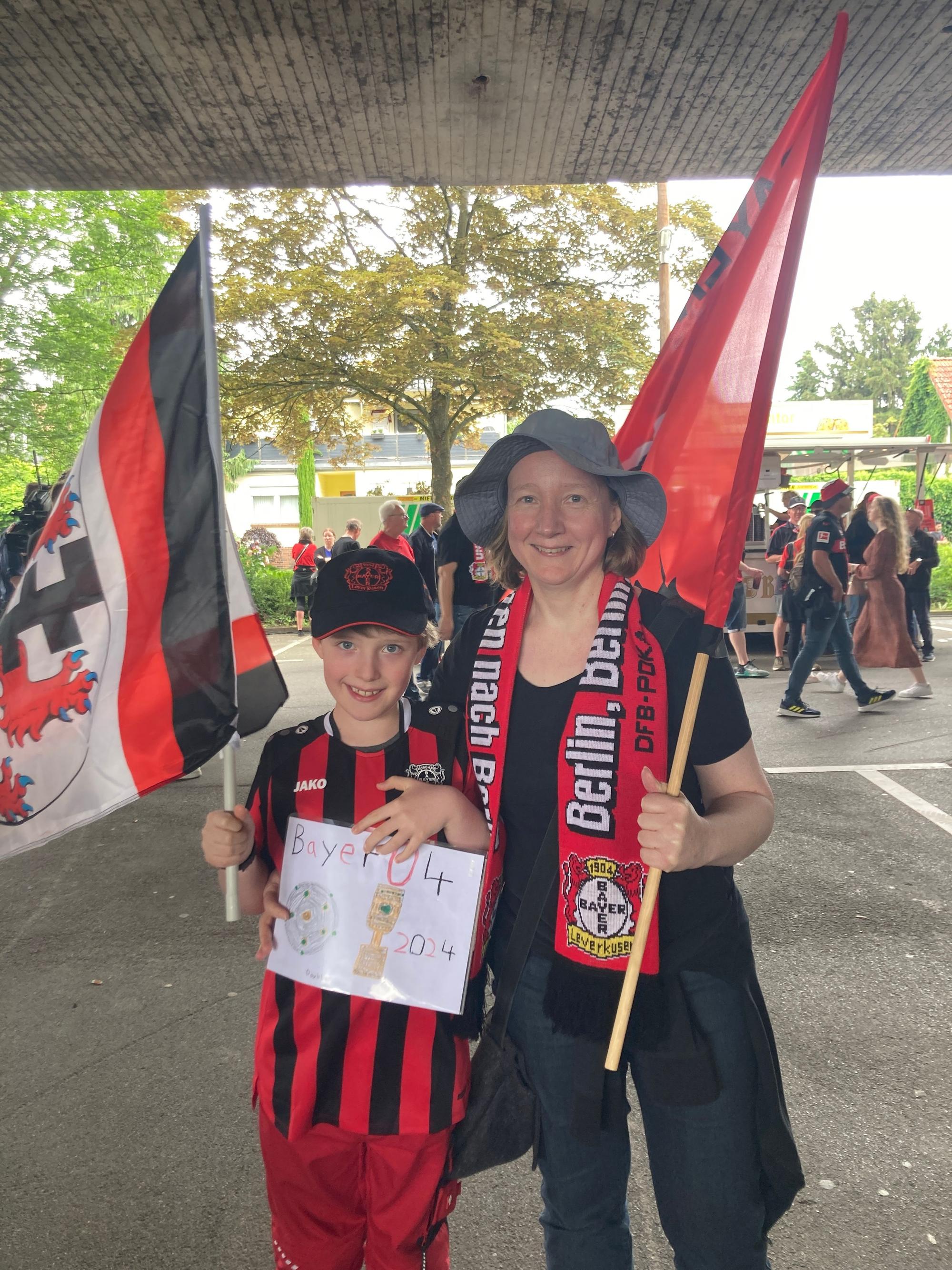 Die Fanliebe geht über Generationen hinweg. Daniela Reh, Bayer-Anhängerin seit 1994, ist mit ihrem Sohn (9) vor Ort und sagt: „Das ist für uns ganz klar das Highlight der Saison.“