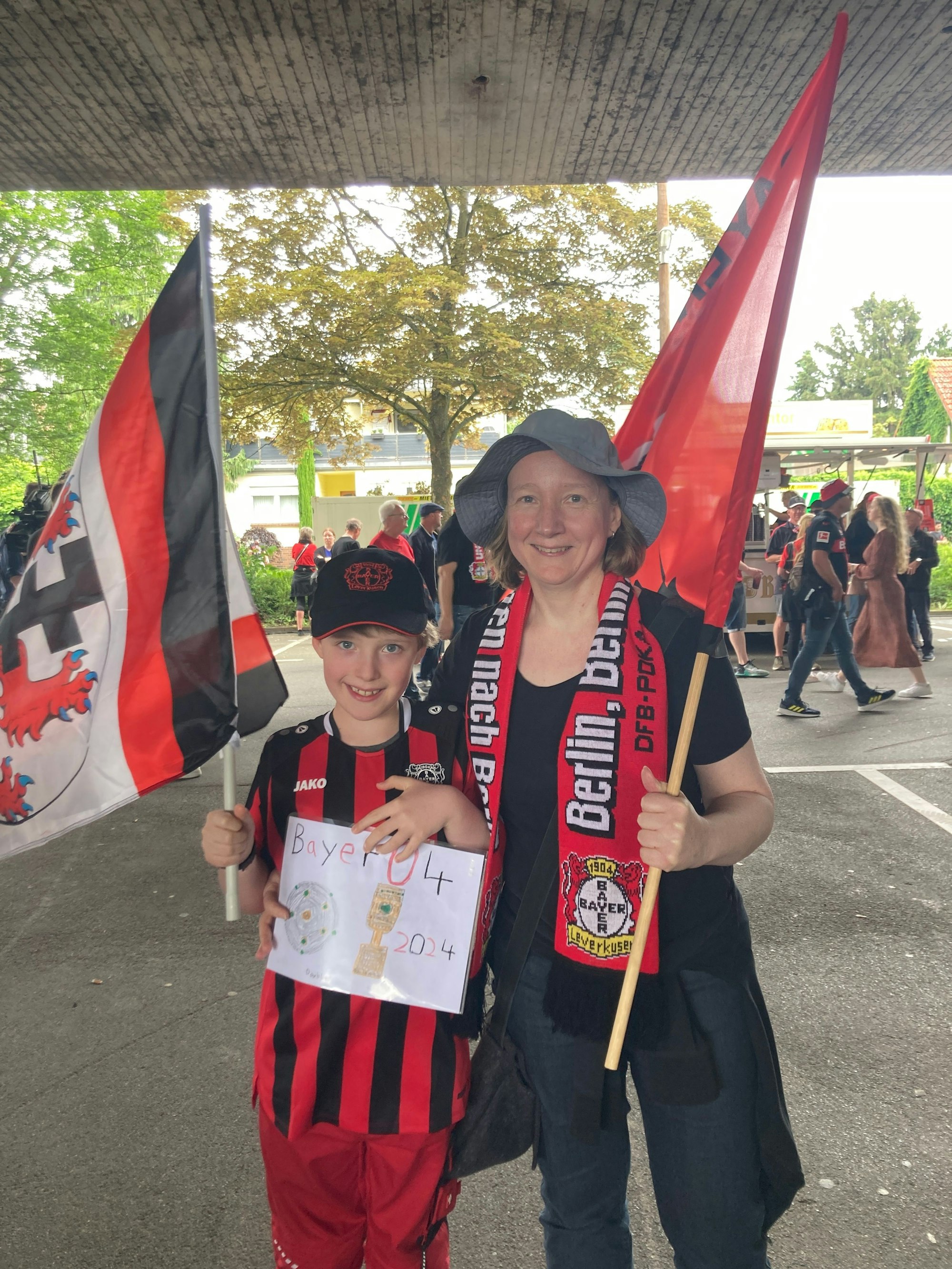 Die Fanliebe geht über Generationen hinweg. Daniela Reh, Bayer-Anhängerin seit 1994, ist mit ihrem Sohn (9) vor Ort und sagt: „Das ist für uns ganz klar das Highlight der Saison.“