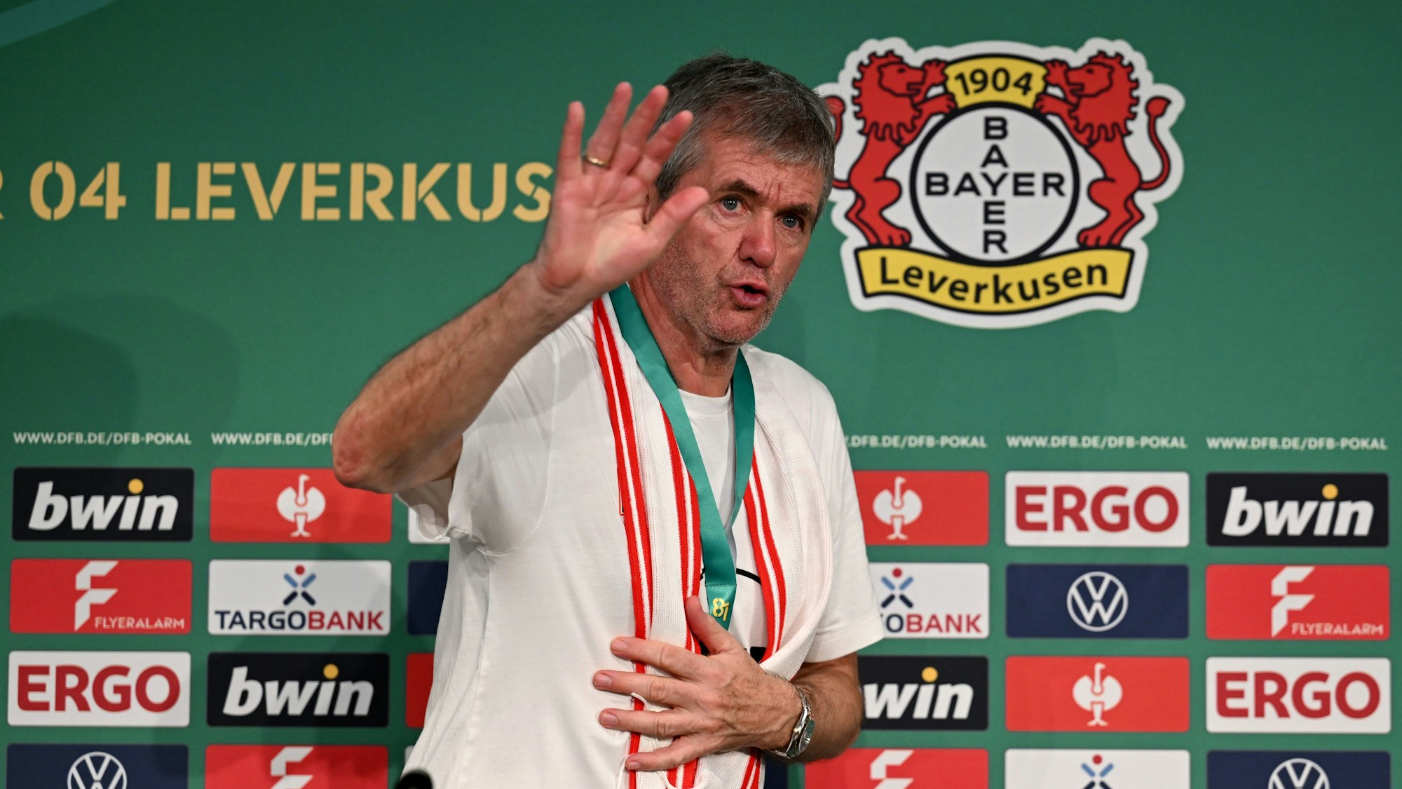 Friedhelm Funkel, Trainer des 1. FC Kaiserslautern, verabschiedet sich nach der Pressekonferenz in Berlin.