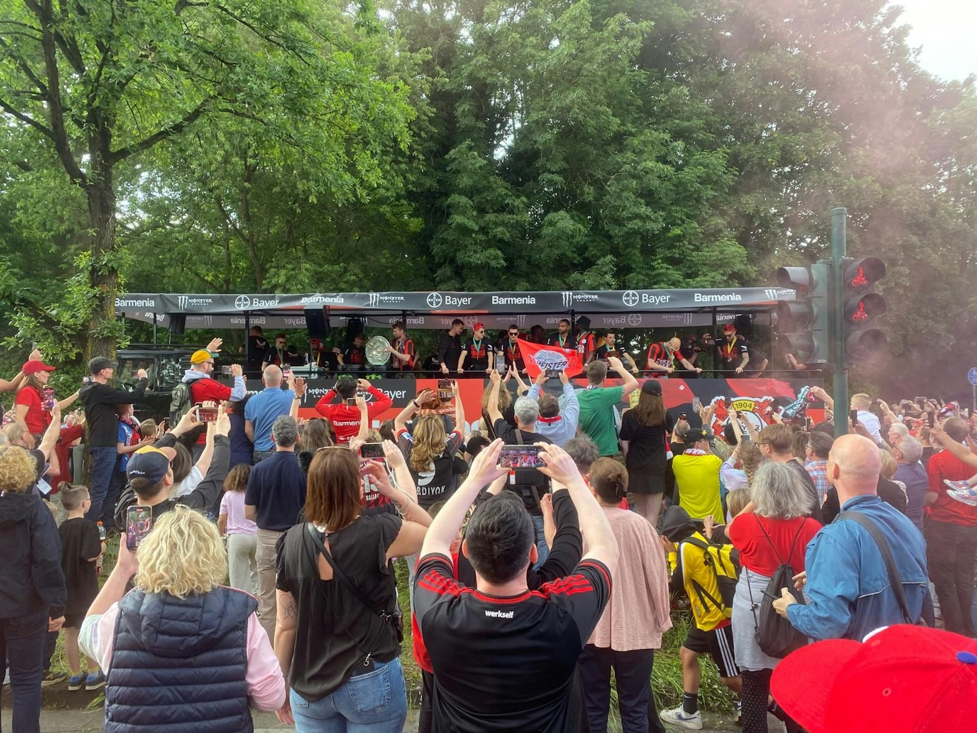 Pokal und Spieler haben die Wagen bezogen. Unter lautem Jubel der Fans. Der Corso setzt sich langsam in Bewegung.