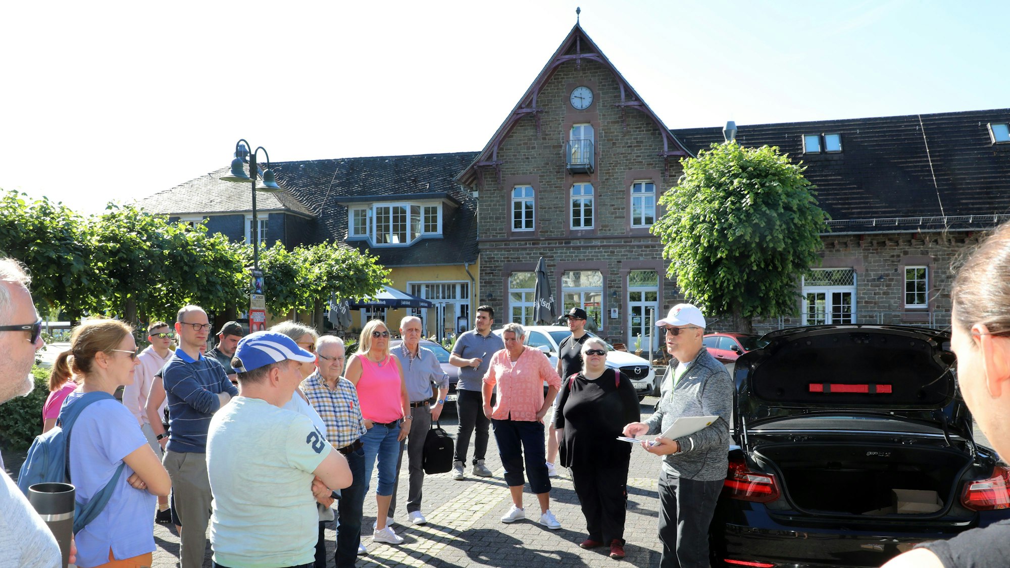 Freiwillige Streckenposten wies der lokale Koordinator von „Rund um Köln“ in Overath, Peter Schwamborn (r.), am Morgen ein.