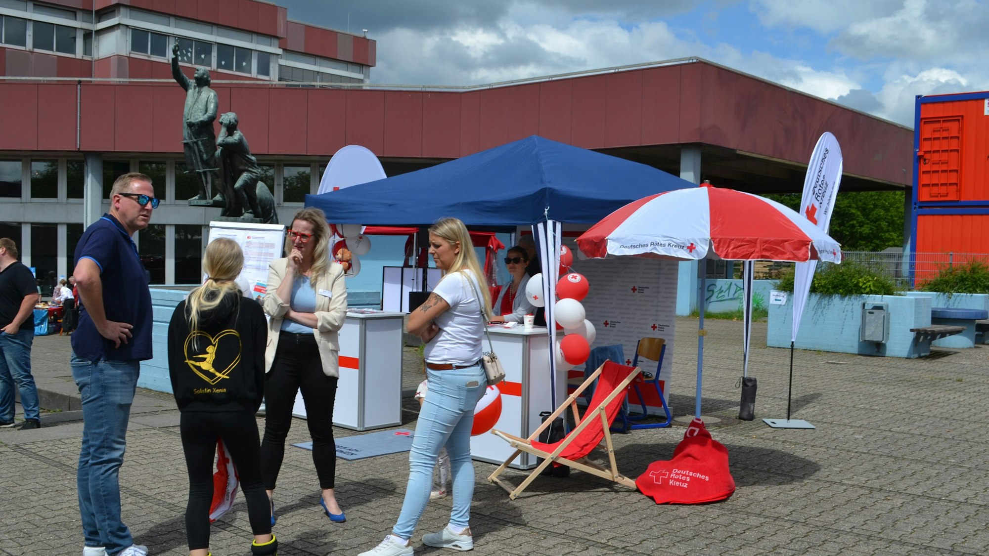 Im Außenbereich informierten Hilfsorganisationen.