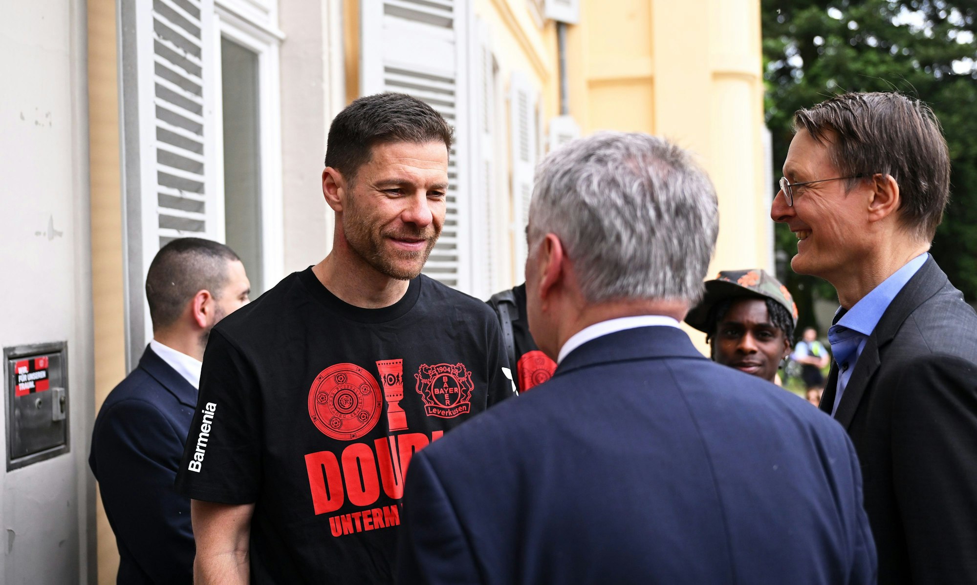 Leverkusens Trainer Xabi Alonso (l) unterhält sich vor Schloss Morsbroich mit Herbert Reul (CDU, M), Innenminister von Nordrhein-Westfalen, und Karl Lauterbach (SPD), Bundesminister für Gesundheit.