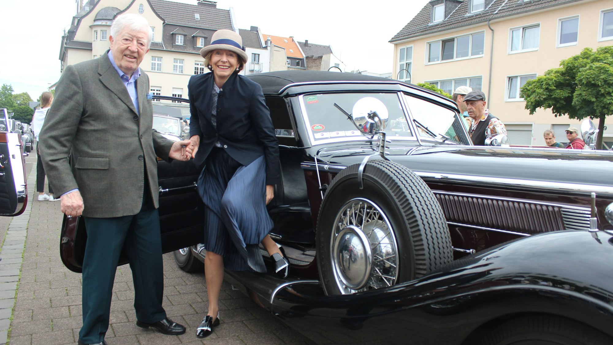 Robert Rademacher hilft der Kölner Oberbürgermeisterin Henriette Reker beim Aussteigen aus seinem Horch aus dem Jahr 1935.