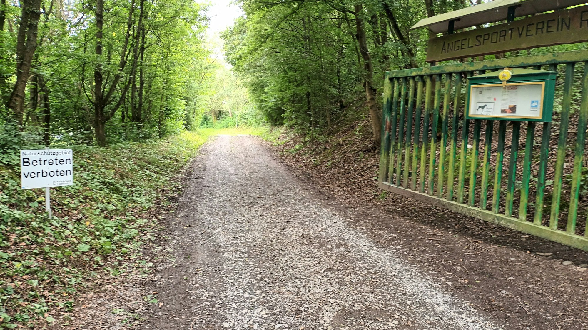Zufahrt mit Tor und Schild „Naturschutzgebiet.Betreten verboten.“