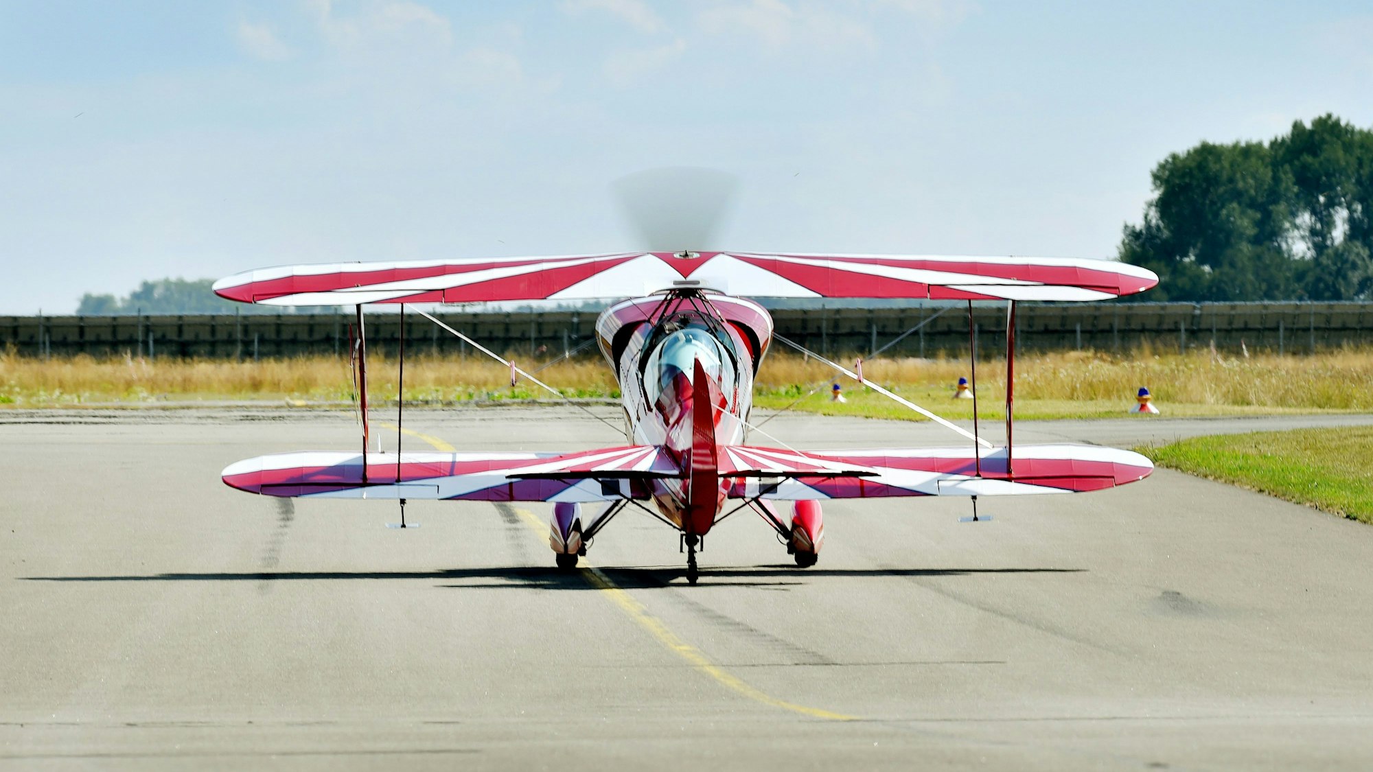 Ein Doppeldecker startet bei den Deutsche Meisterschaften im Motorkunstflug. (Symbolbild) Eine vergleichbare Maschine musste am Sonntag in der Nordsee notwassern.