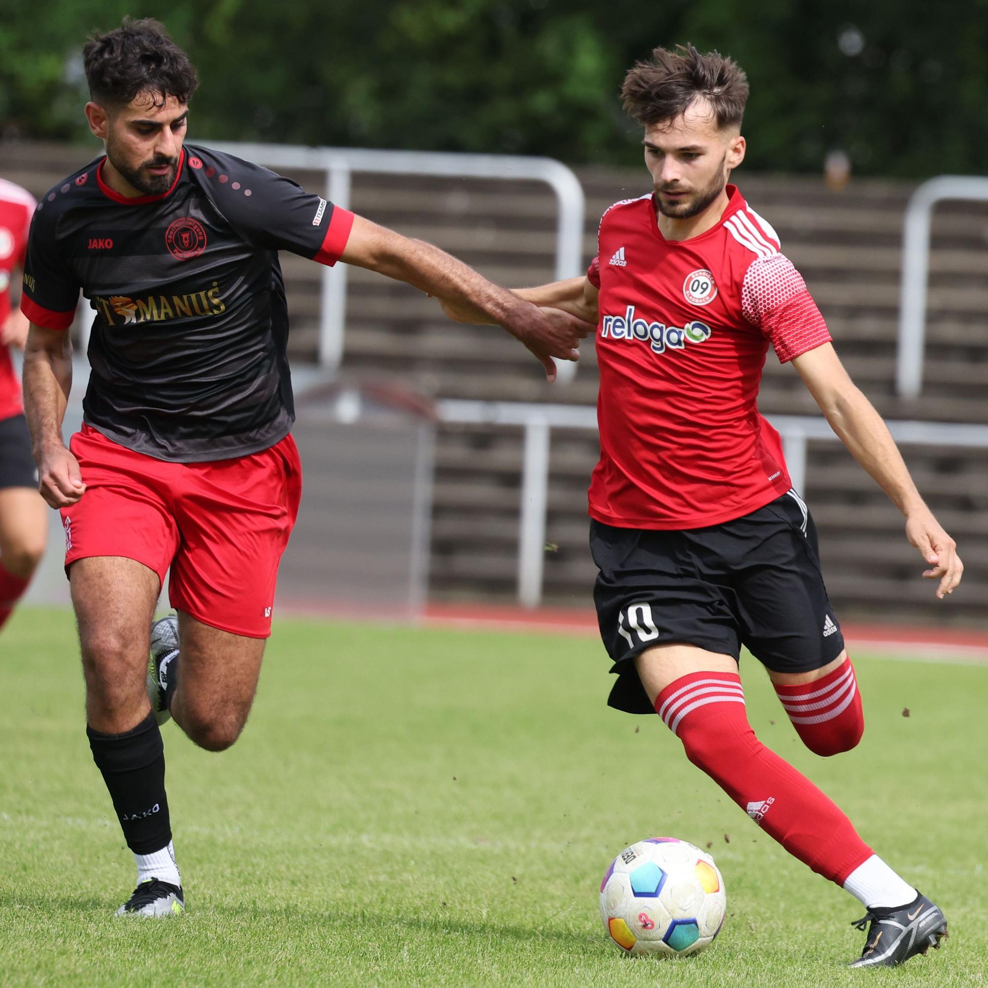 Thomas Idel ist mit dem Ball am Fuß unterwegs