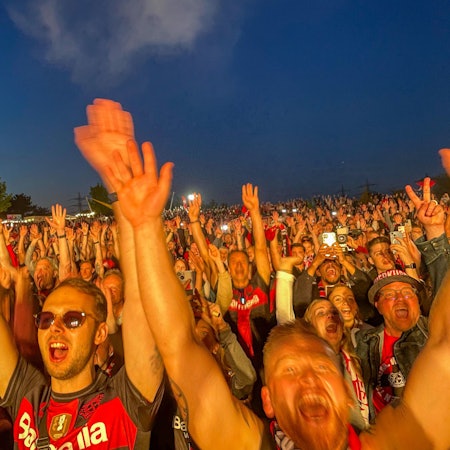 Der Jubel war riesig, als die Mannschaft auch den DFB-Pokal in den Berliner Nachthimmel recken konnte.