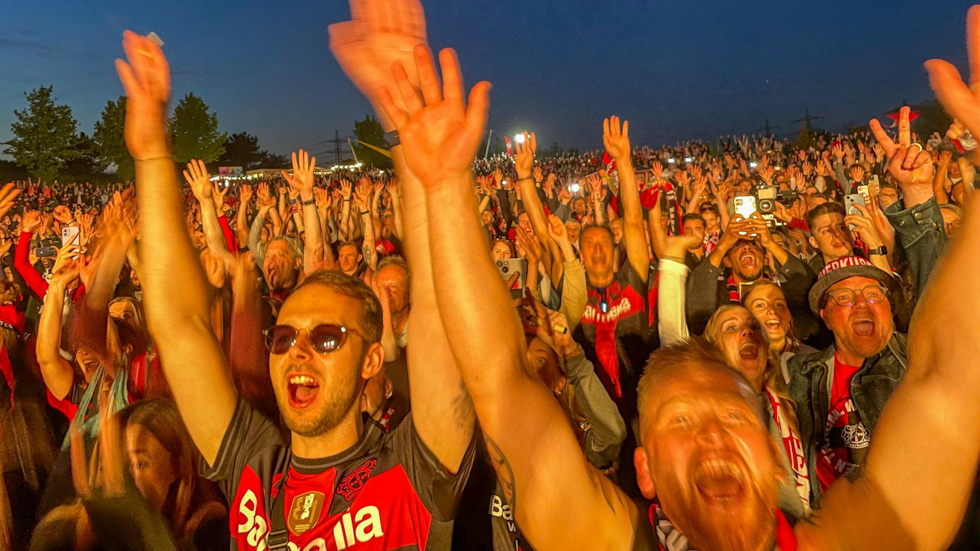 Menschen jubeln beim Public Viewing