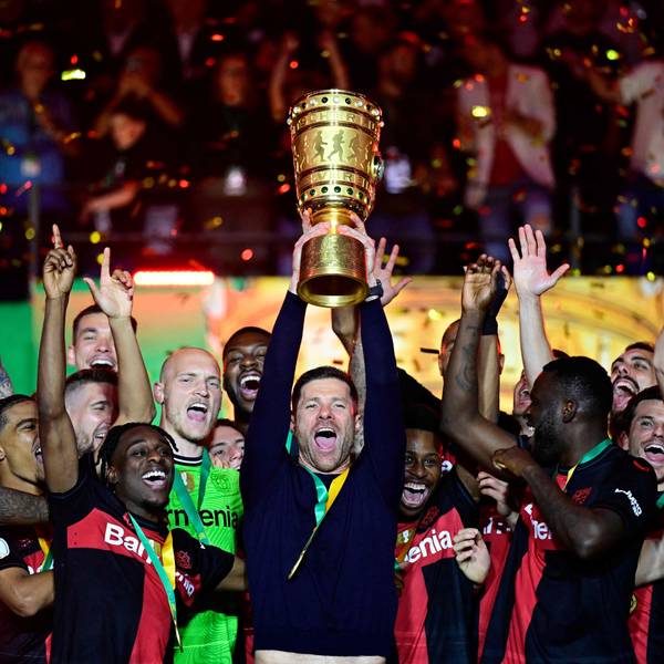 Leverkusens Trainer Xabi Alonso reckt nach dem 1:0-Sieg gegen Kaiserslautern den DFB-Pokal in den Berliner Nachthimmel.