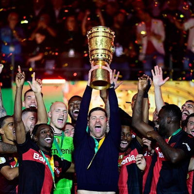 Leverkusens Trainer Xabi Alonso reckt nach dem 1:0-Sieg gegen Kaiserslautern den DFB-Pokal in den Berliner Nachthimmel.