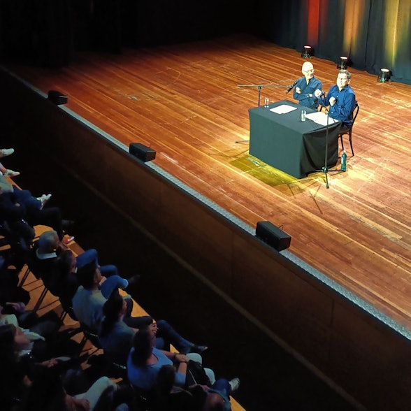 Christoph Maria Herbst (links), Moritz Netenjakob (rechts) in Aktion auf der Bühne des Bergheimer Medio.