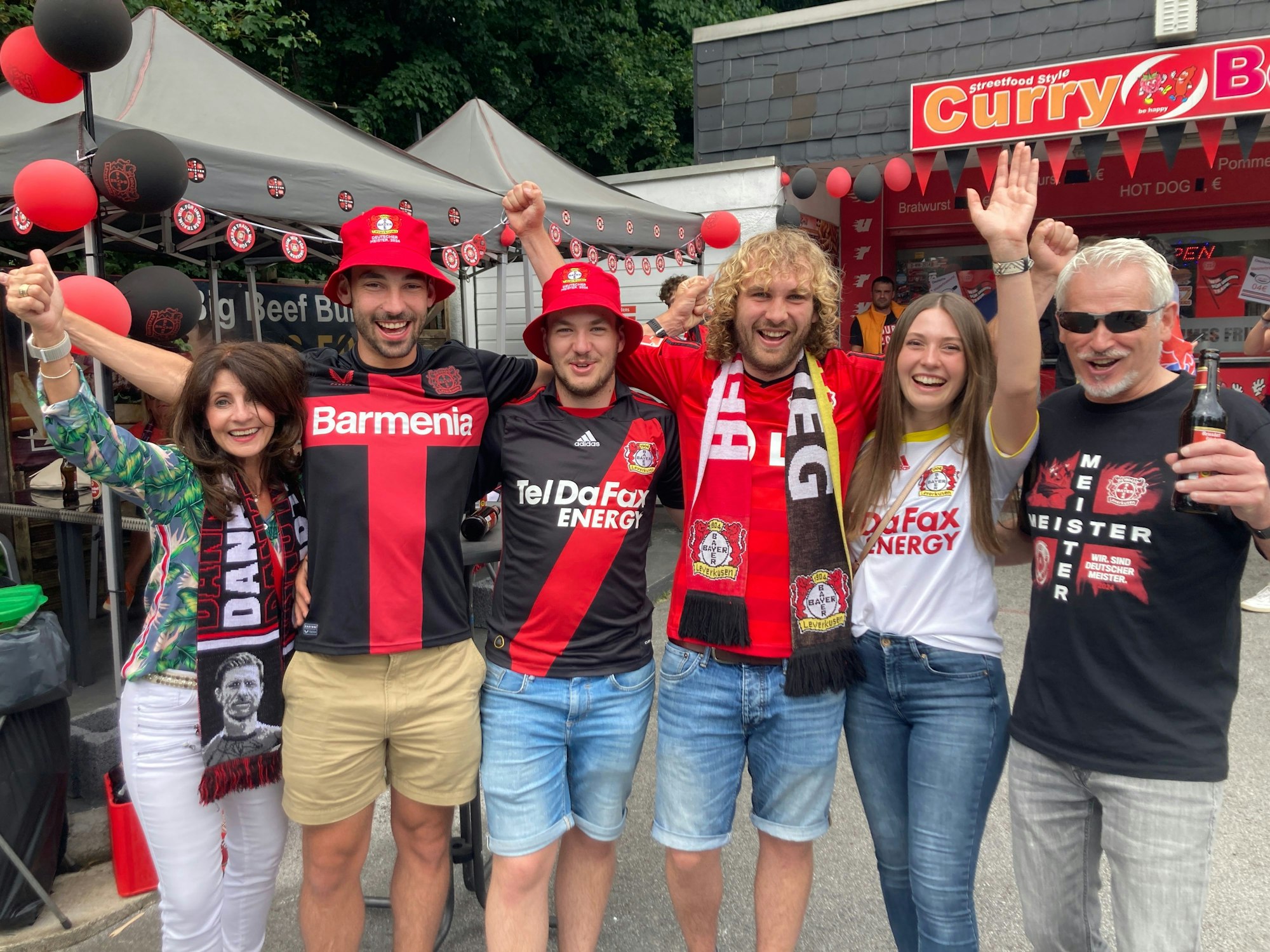 Bastian Putz (3 v.r.) und seine Freunde sind extra aus Passau angereist. „Unsere Väter waren alle Bayern-Fans. Wir haben uns dann abgekehrt. Ich bin inzwischen Leverkusen-Fan und habe zum Geburtstag die Reise zur Double-Feier geschenkt bekommen“, erzählt er. Sein Freund ergänzt: „Wir feiern heute nicht nur, dass Bayer Meister geworden ist, sondern auch, dass Bayern nicht Meister geworden ist.“