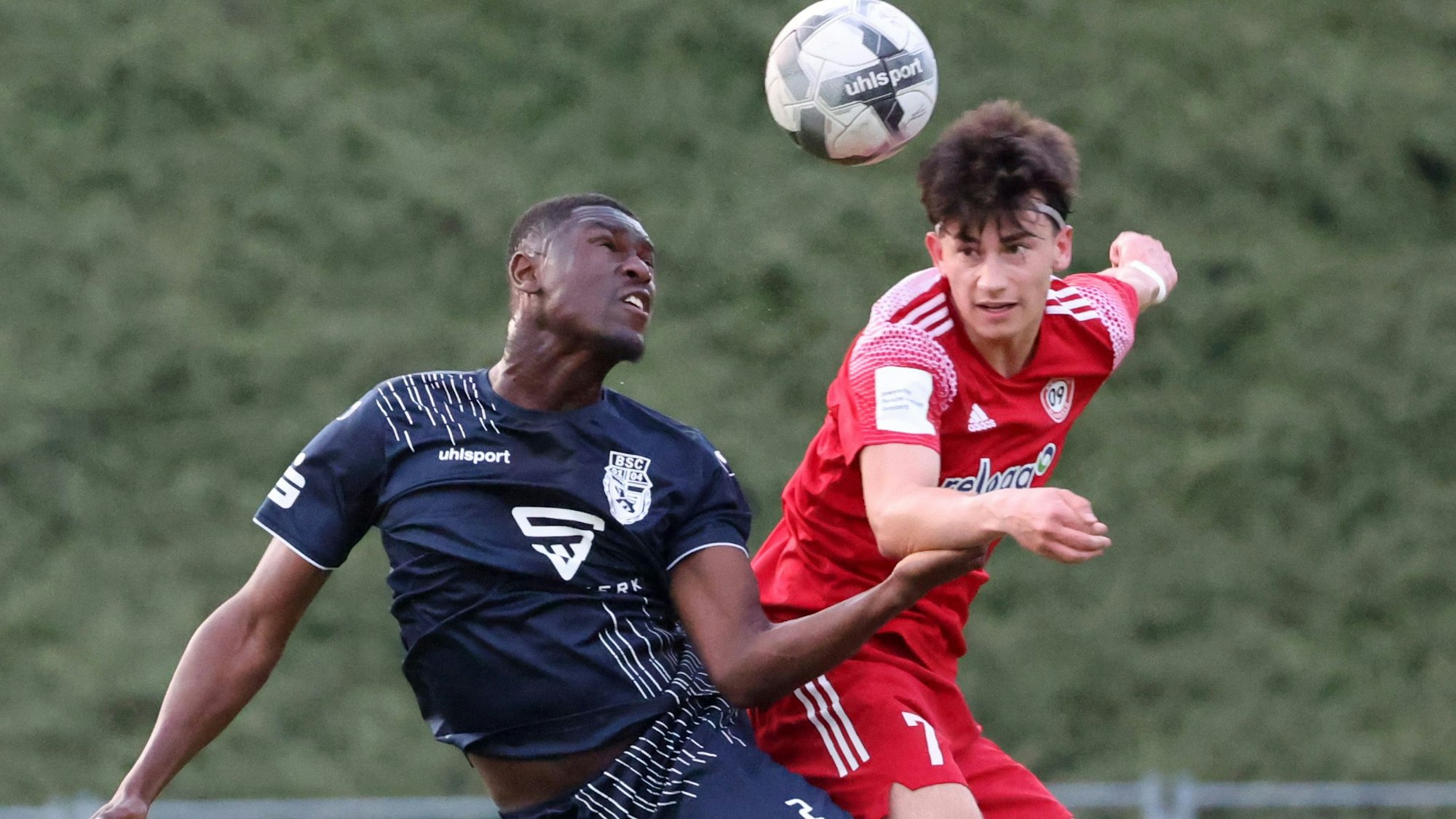 Leon Kayser im Kopfballduell