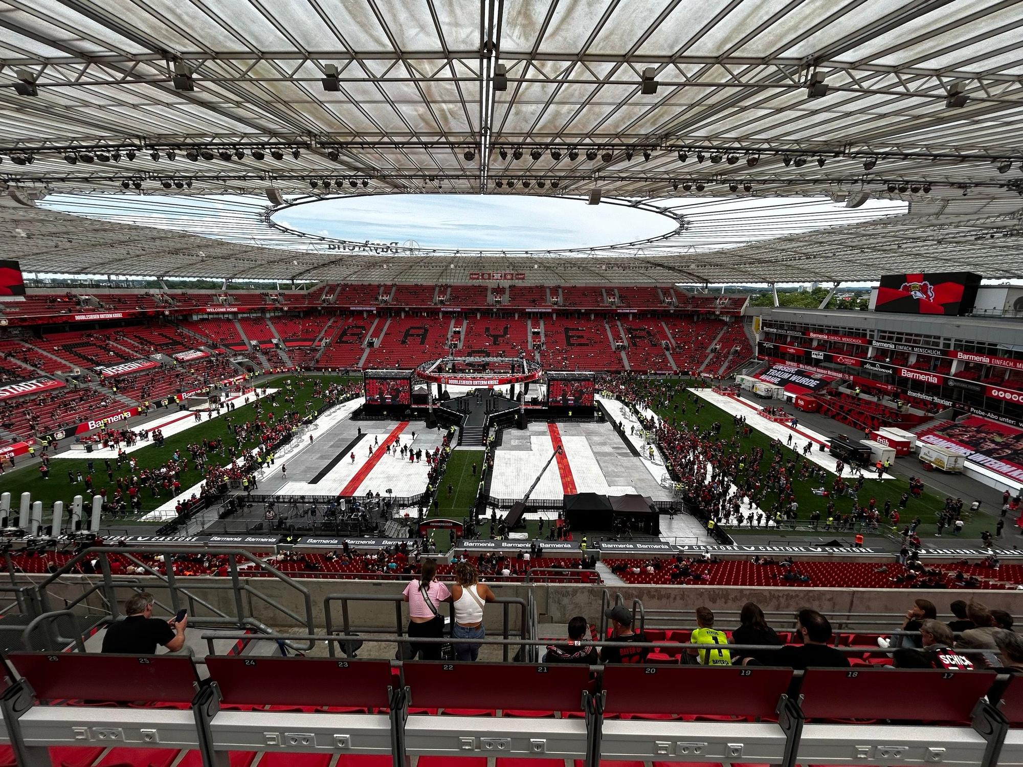 In der Bay-Arena beginnt das Vorprogramm, bislang haben noch nicht viele der 40.000 erwarteten Fans den Weg ins Stadion gefunden.