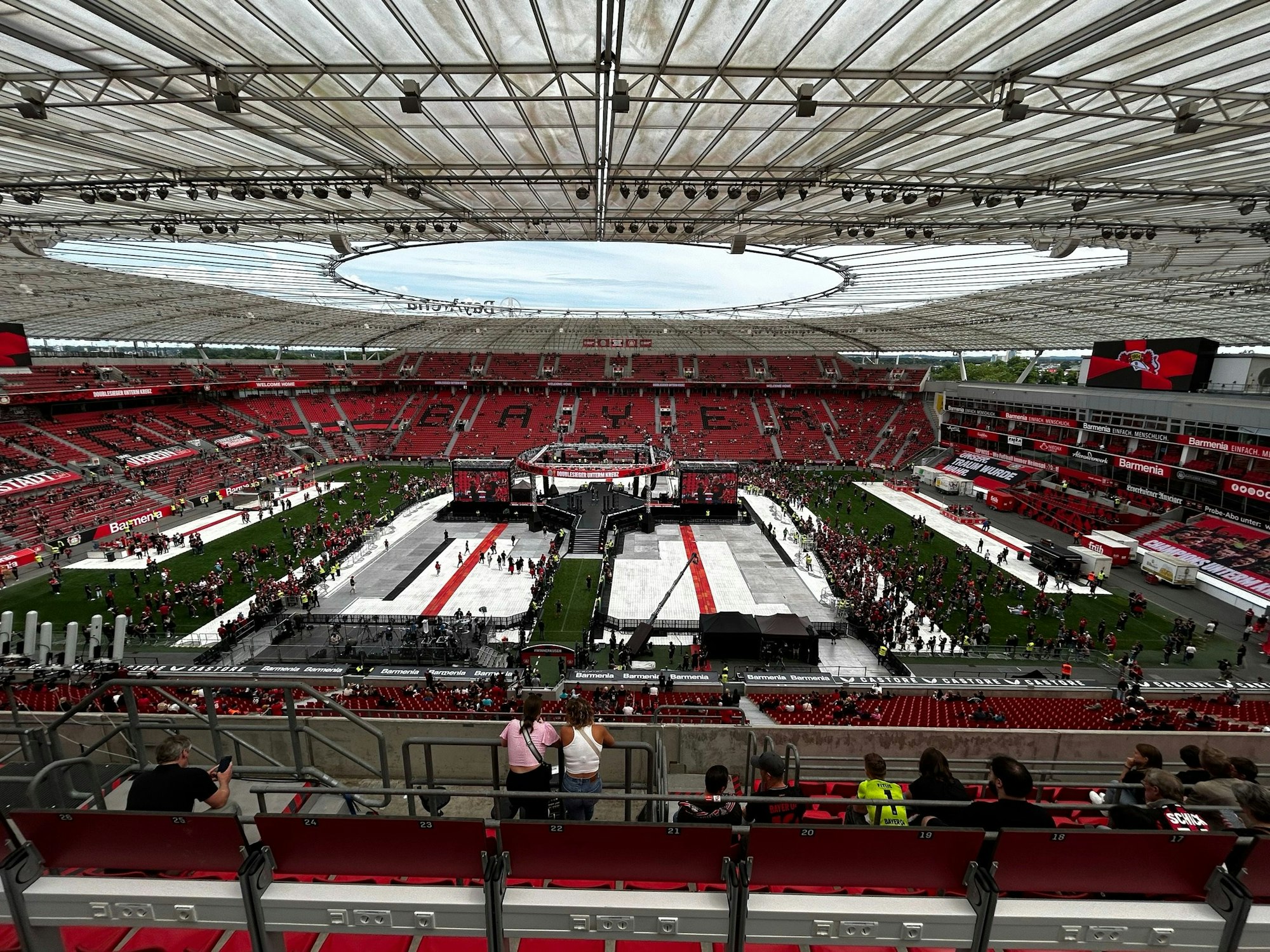 In der Bay-Arena beginnt das Vorprogramm, bislang haben noch nicht viele der 40.000 erwarteten Fans den Weg ins Stadion gefunden.