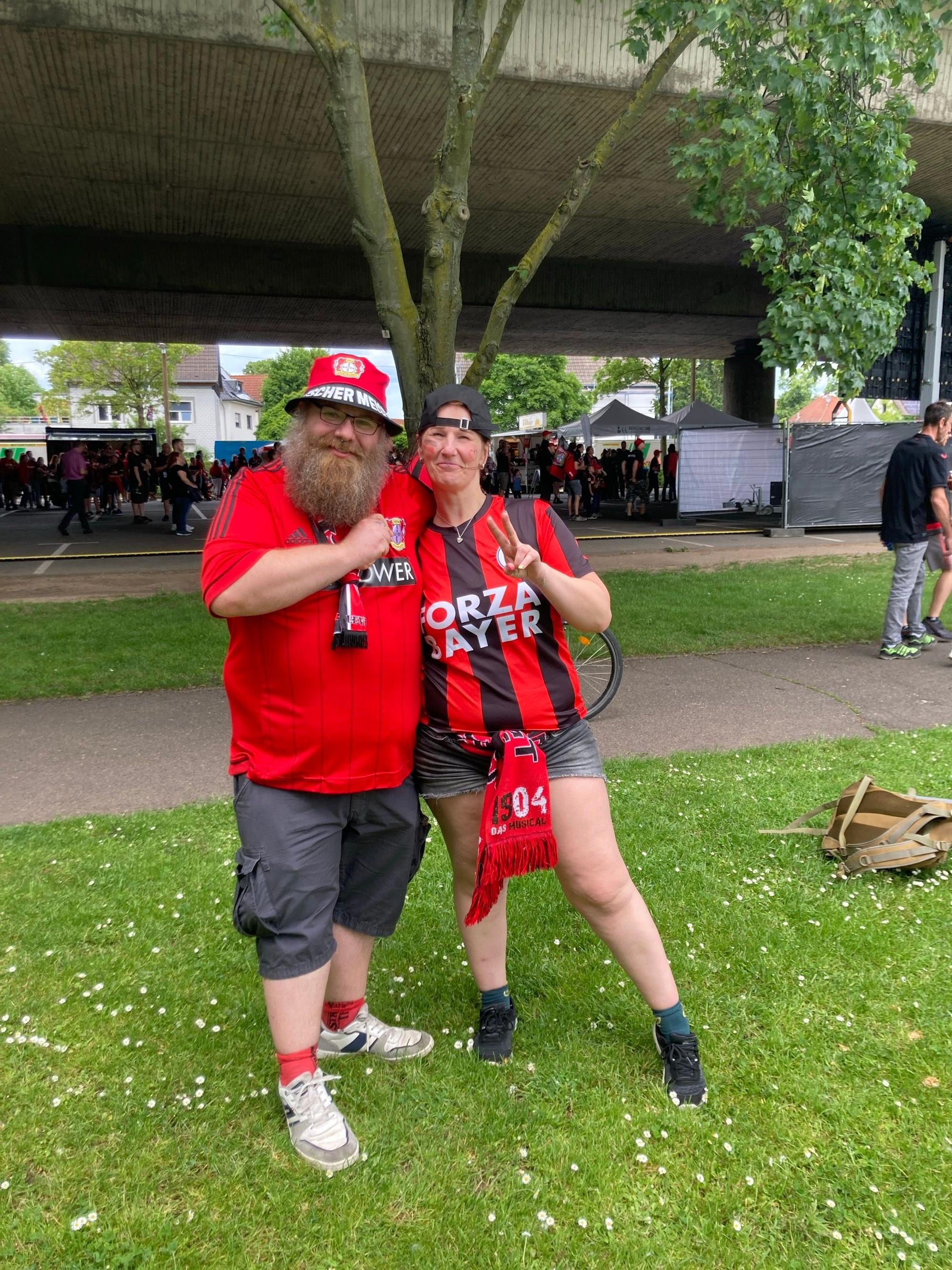 Alex Coblenz, seit über 30 Jahren Leverkusen-Fan, zeigt sich begeistert: „Das, was diese Mannschaft diese Saison geleistet hat, ist Geschichte pur. Man merkt die Sehnsucht nach einem Titel in der Stadt. Das darf man jetzt auch mal gebührend feiern.“