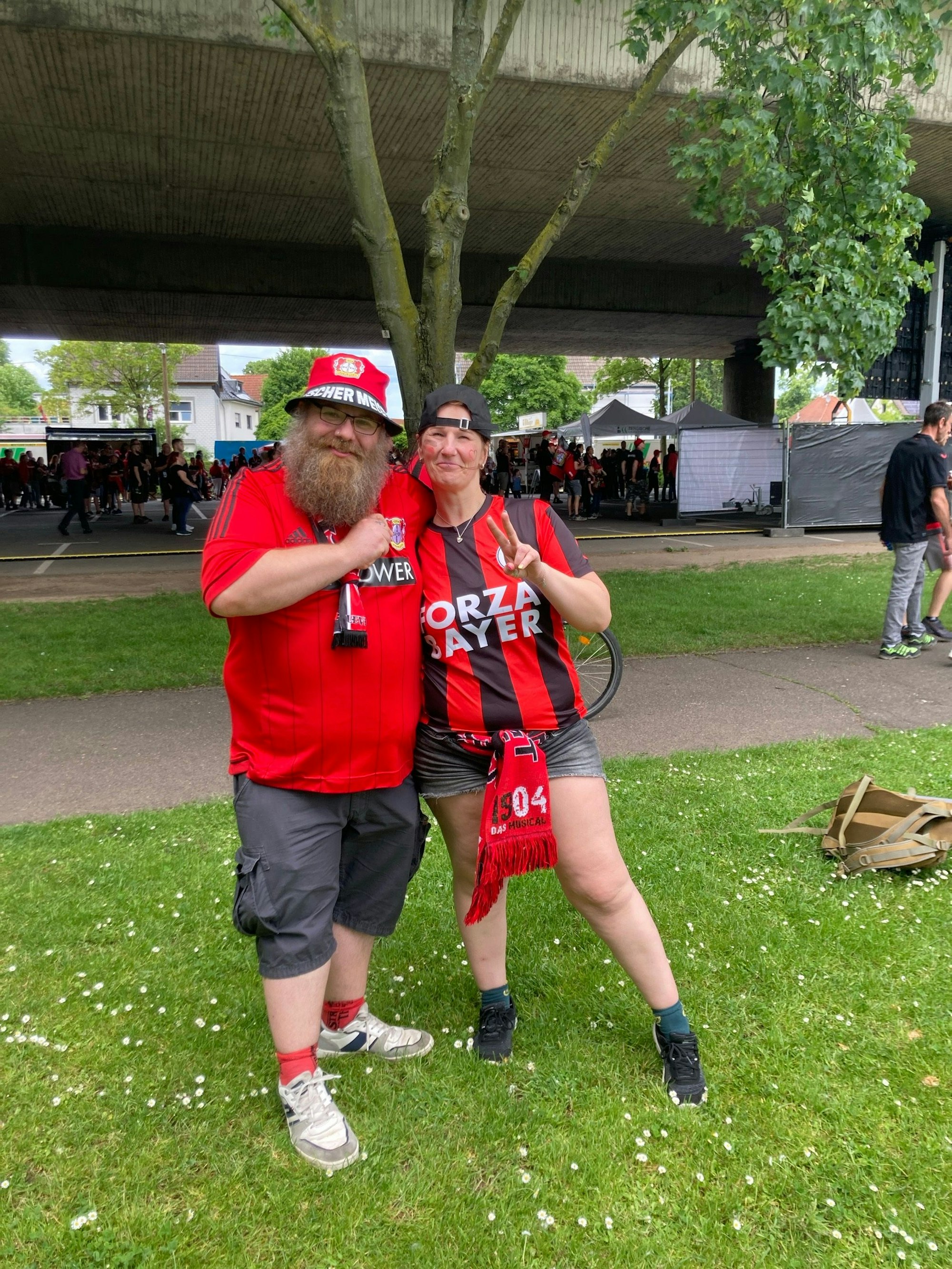 Alex Coblenz, seit über 30 Jahren Leverkusen-Fan, zeigt sich begeistert: „Das, was diese Mannschaft diese Saison geleistet hat, ist Geschichte pur. Man merkt die Sehnsucht nach einem Titel in der Stadt. Das darf man jetzt auch mal gebührend feiern.“